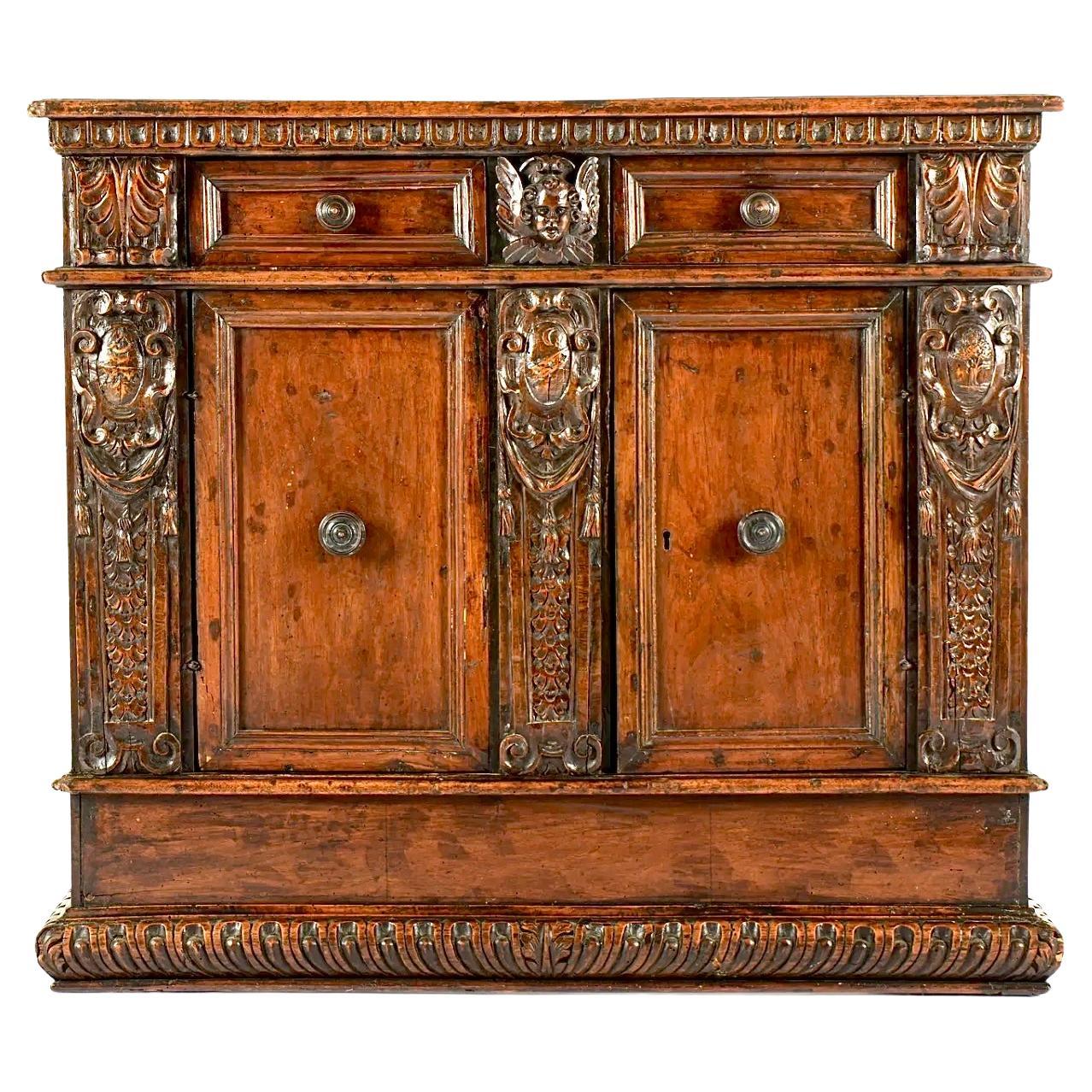 Credenza italiana de nogal tallado del siglo XVII en venta