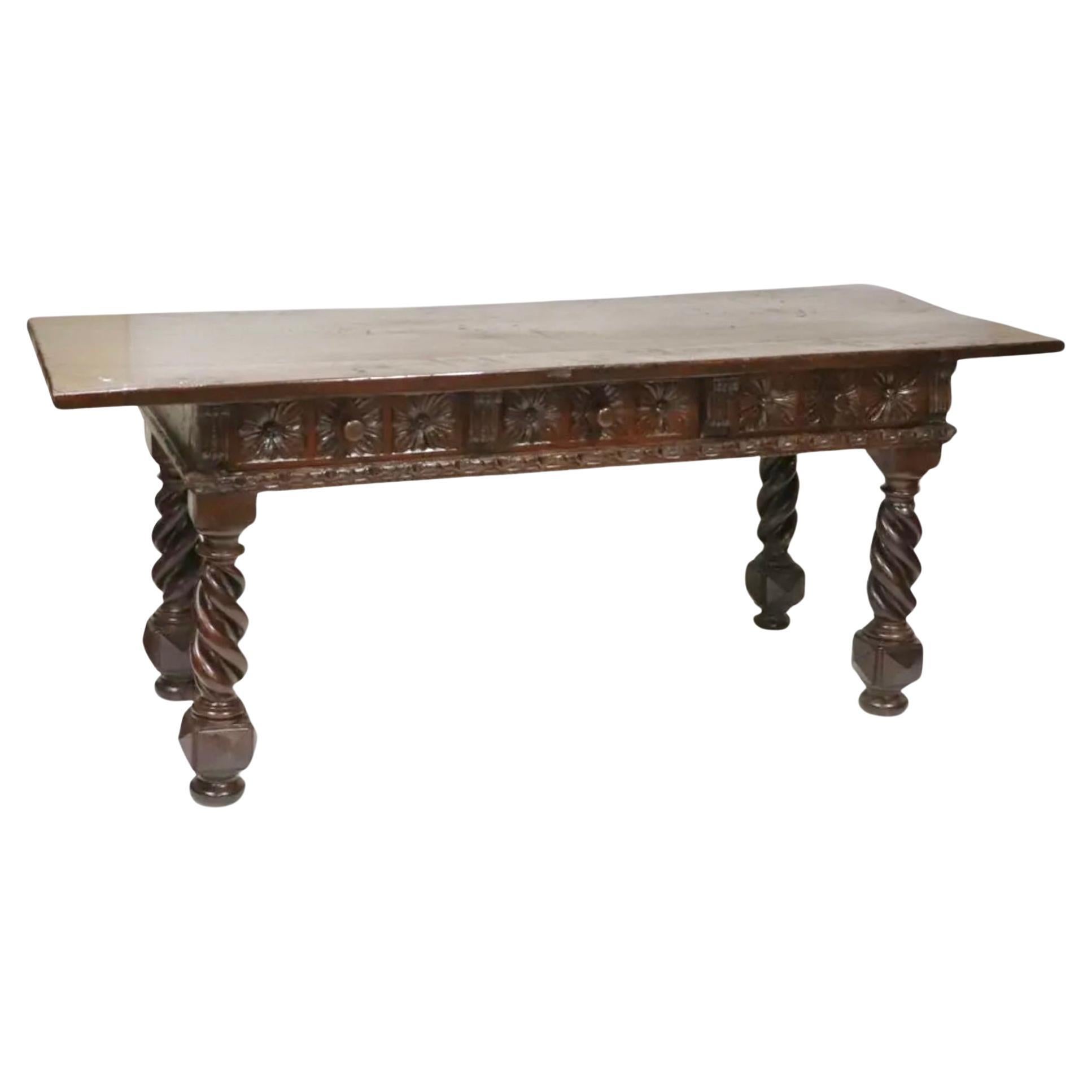 Table ou bureau italien en noyer sculpté du 17e siècle Bon état - En vente à Bradenton, FL