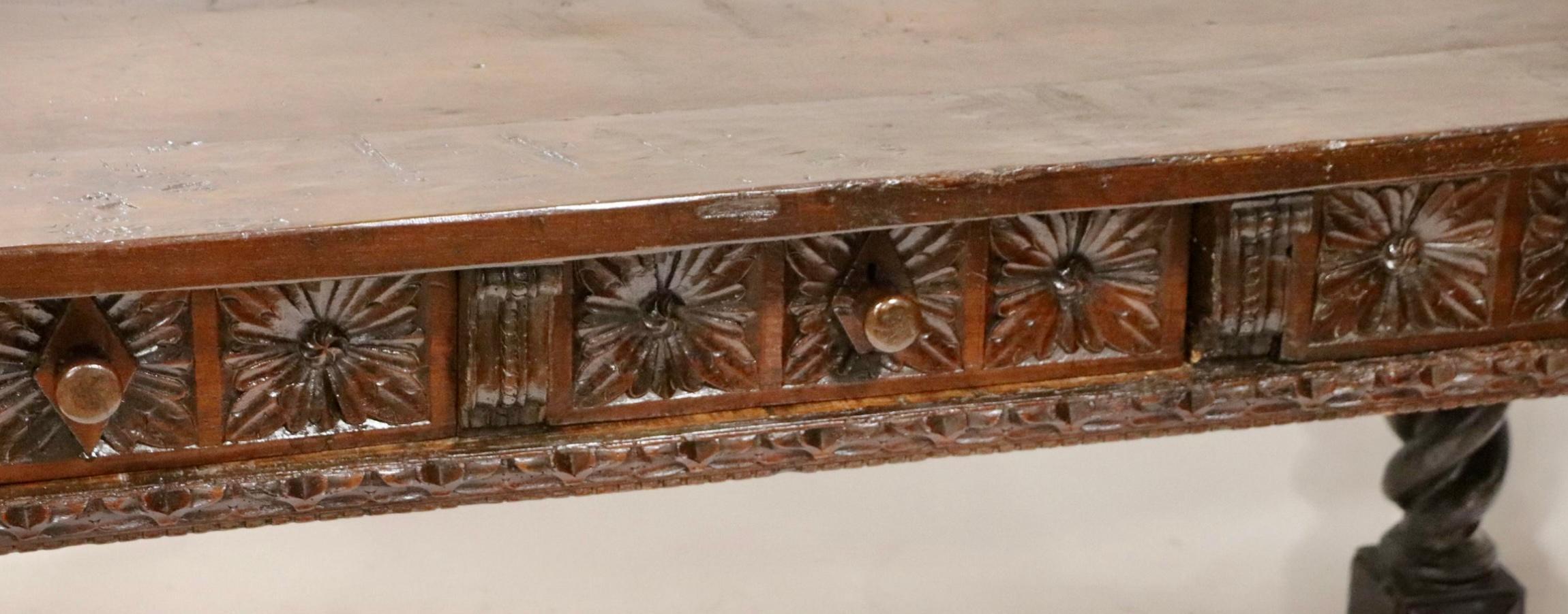 Noyer Table ou bureau italien en noyer sculpté du 17e siècle en vente