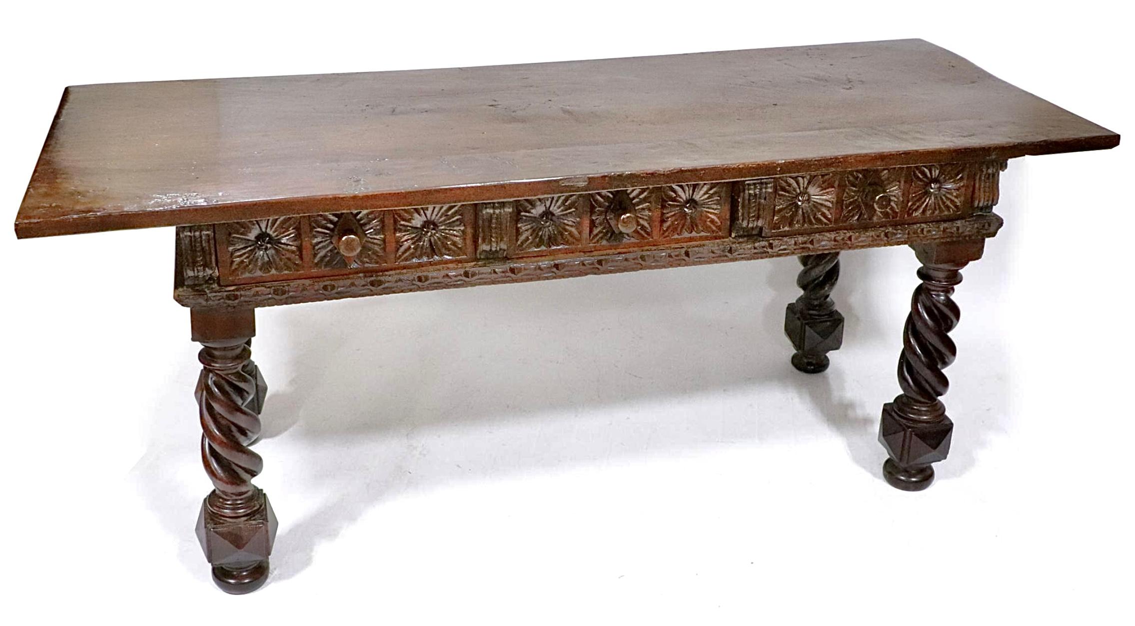 Table ou bureau italien en noyer sculpté du 17e siècle en vente 1