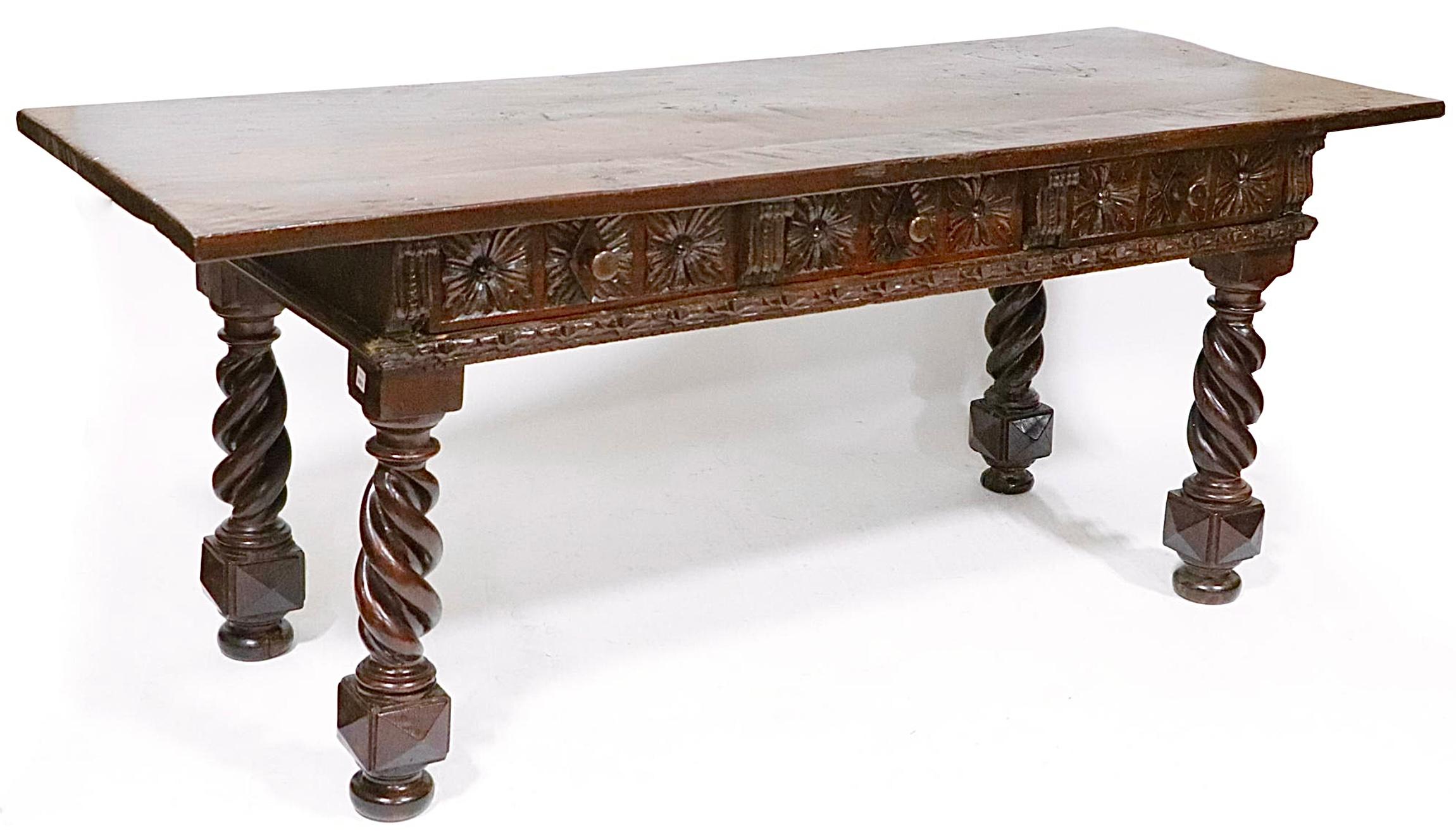 Table ou bureau italien en noyer sculpté du 17e siècle en vente 2