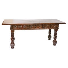 Table ou bureau italien en noyer sculpté du 17e siècle