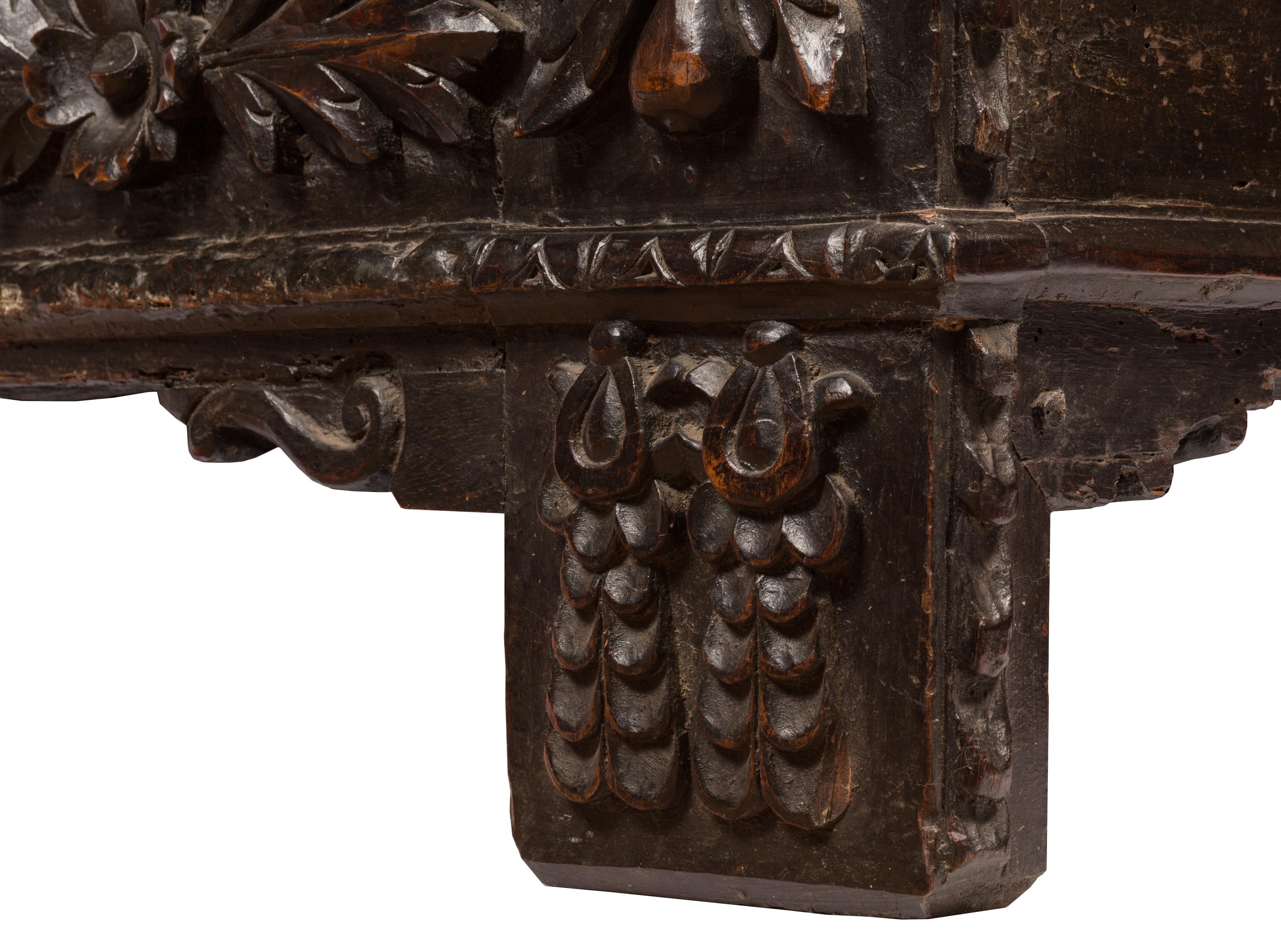 Antike italienische Cassone-Hochzeitstruhe aus dem 17. Jahrhundert mit handgeschnitzten Details 1