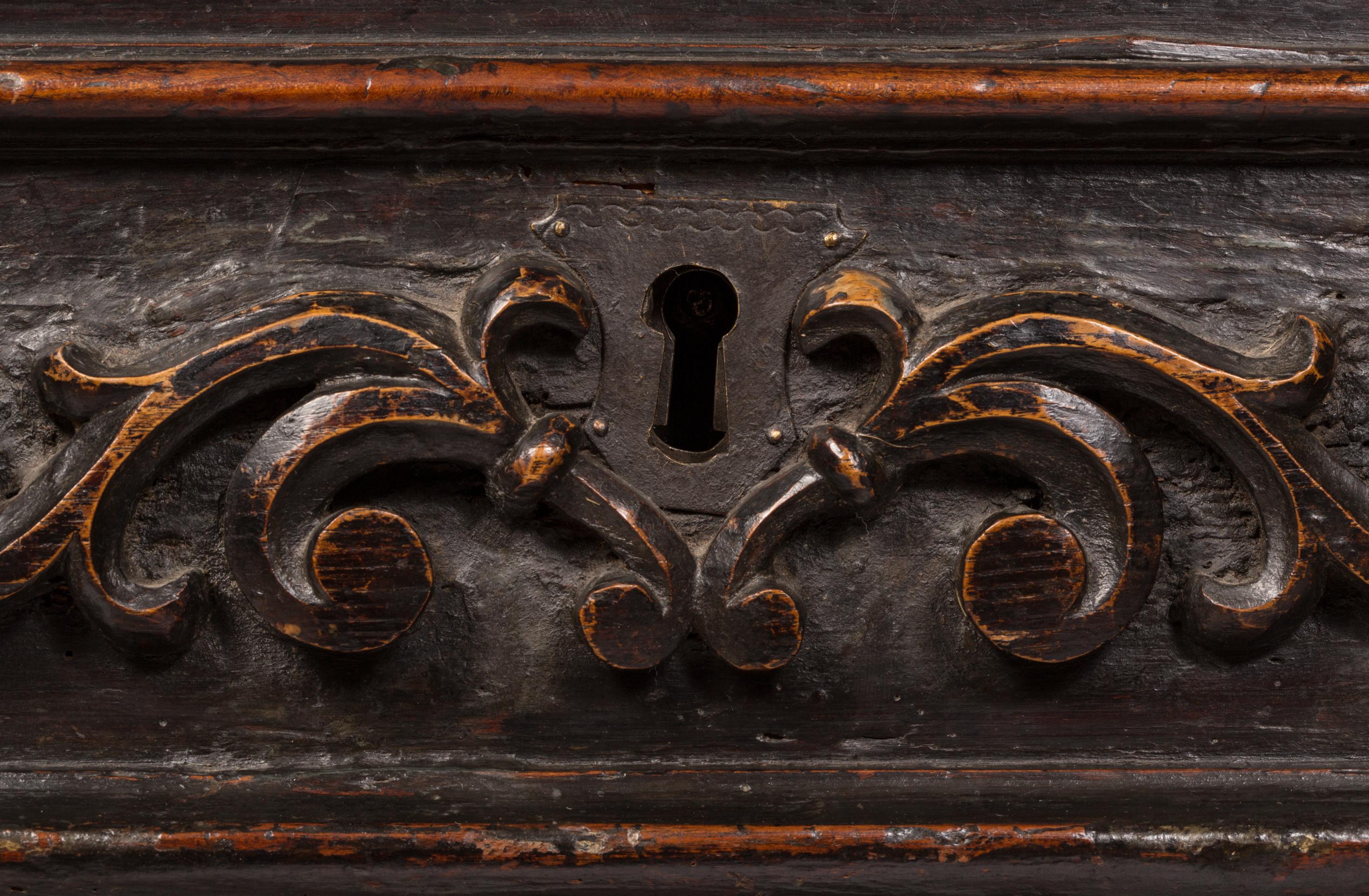 Antique 17th Century Italian Cassone Wedding Chest with Hand-Carved Detailing In Good Condition For Sale In Madrid, ES