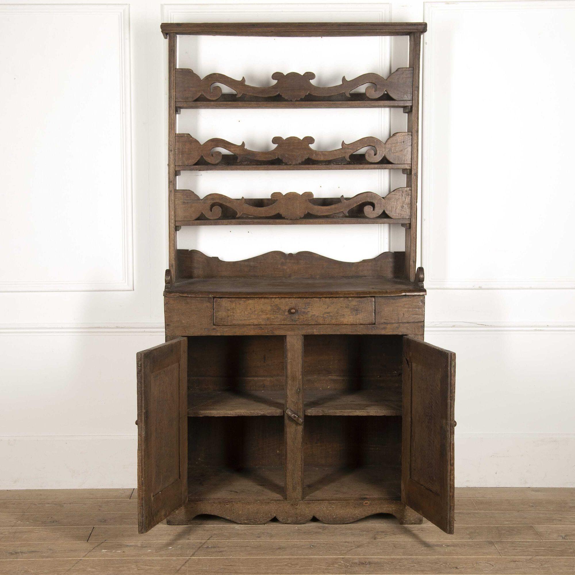 Stunning 17th century florentine chestnut dresser.
Dating from the 17th Century, this imposing Italian baroque dresser in chestnut has a supersture containing three shelves with pierced double scroll fronts.
These shelves sit above a twin door