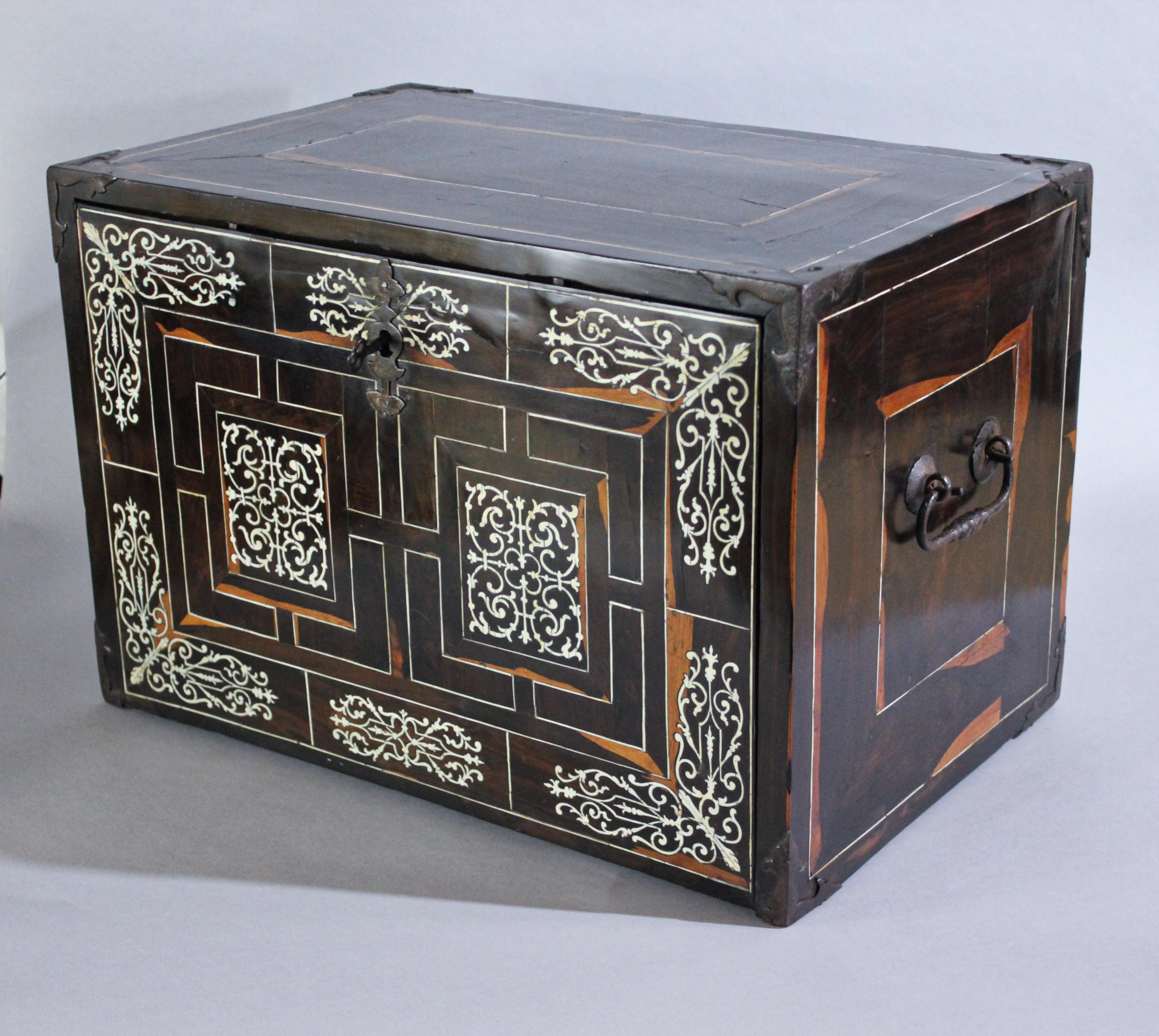 17th Century Italian Cocus Wood Table Cabinet, Milan, Circa 1660 In Good Condition In Brugge, BE
