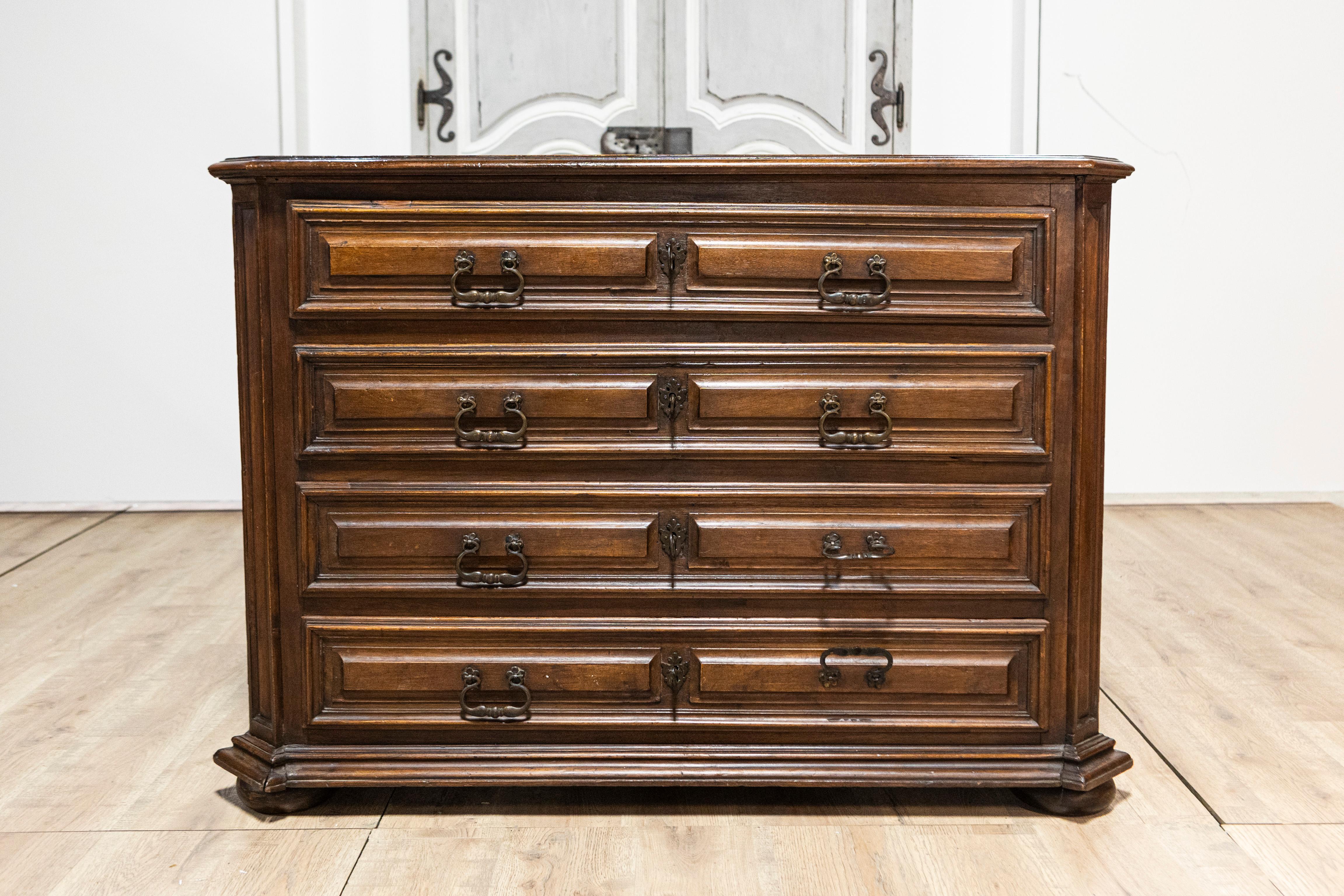 Italienische Kommode des 17. Jahrhunderts (Barock) im Angebot