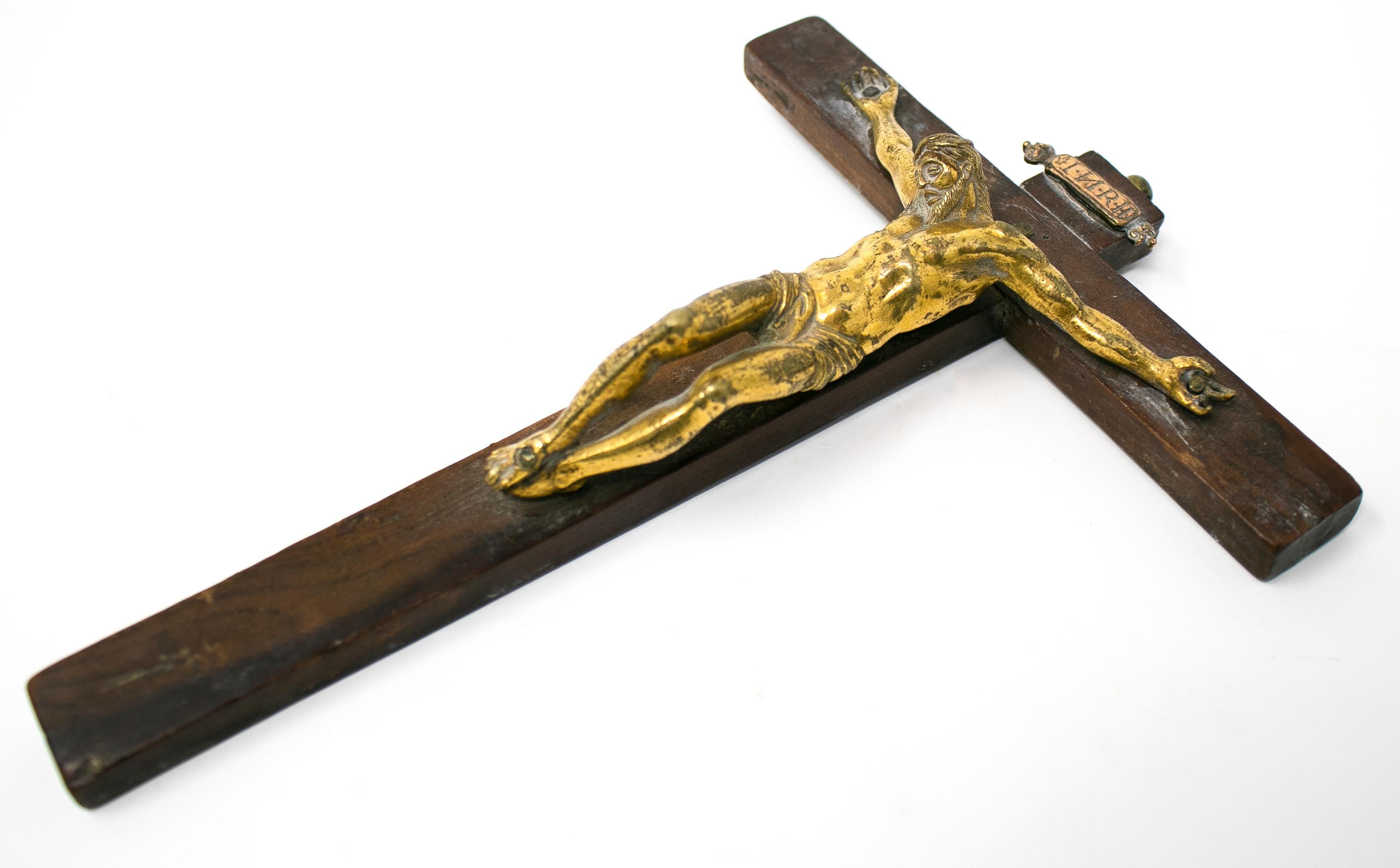 17th Century Italian Crucifix with Golden Bronze Christ on a Wooden Cross In Good Condition In Marbella, ES