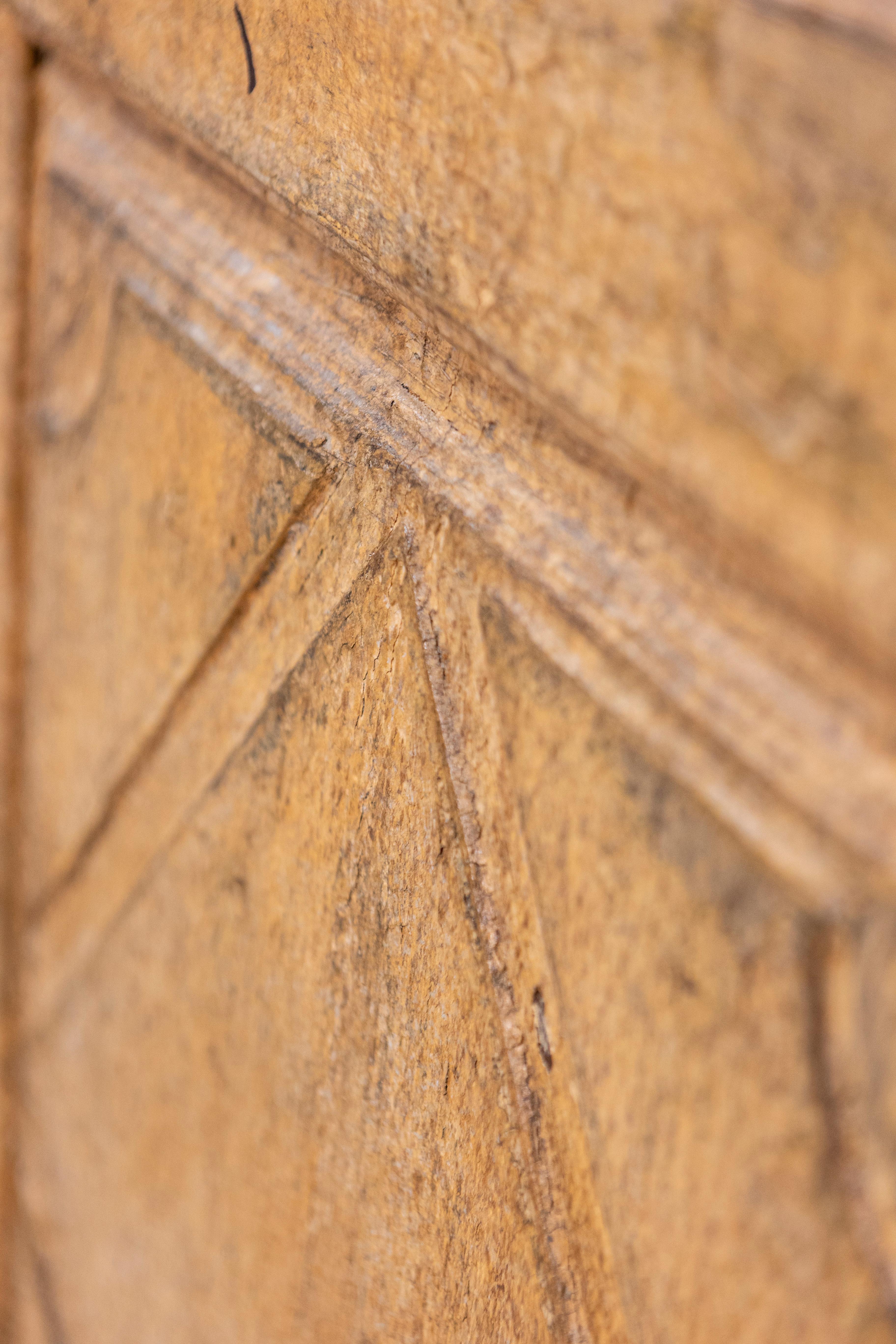 Buffet italiano del XVII secolo in legno dipinto a vernice invecchiata con motivi a diamante intagliati in vendita 3