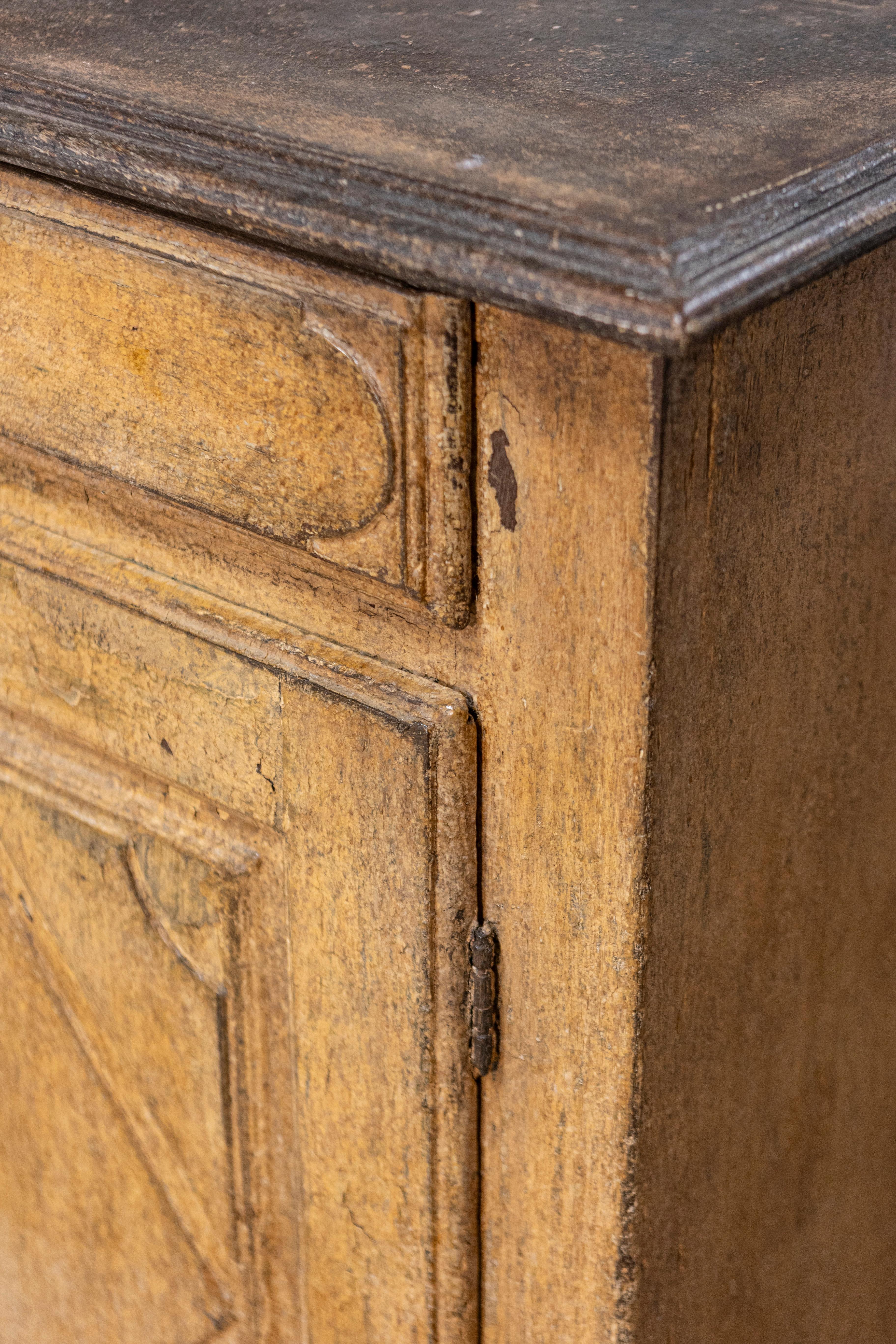 Buffet italiano del XVII secolo in legno dipinto a vernice invecchiata con motivi a diamante intagliati in vendita 4