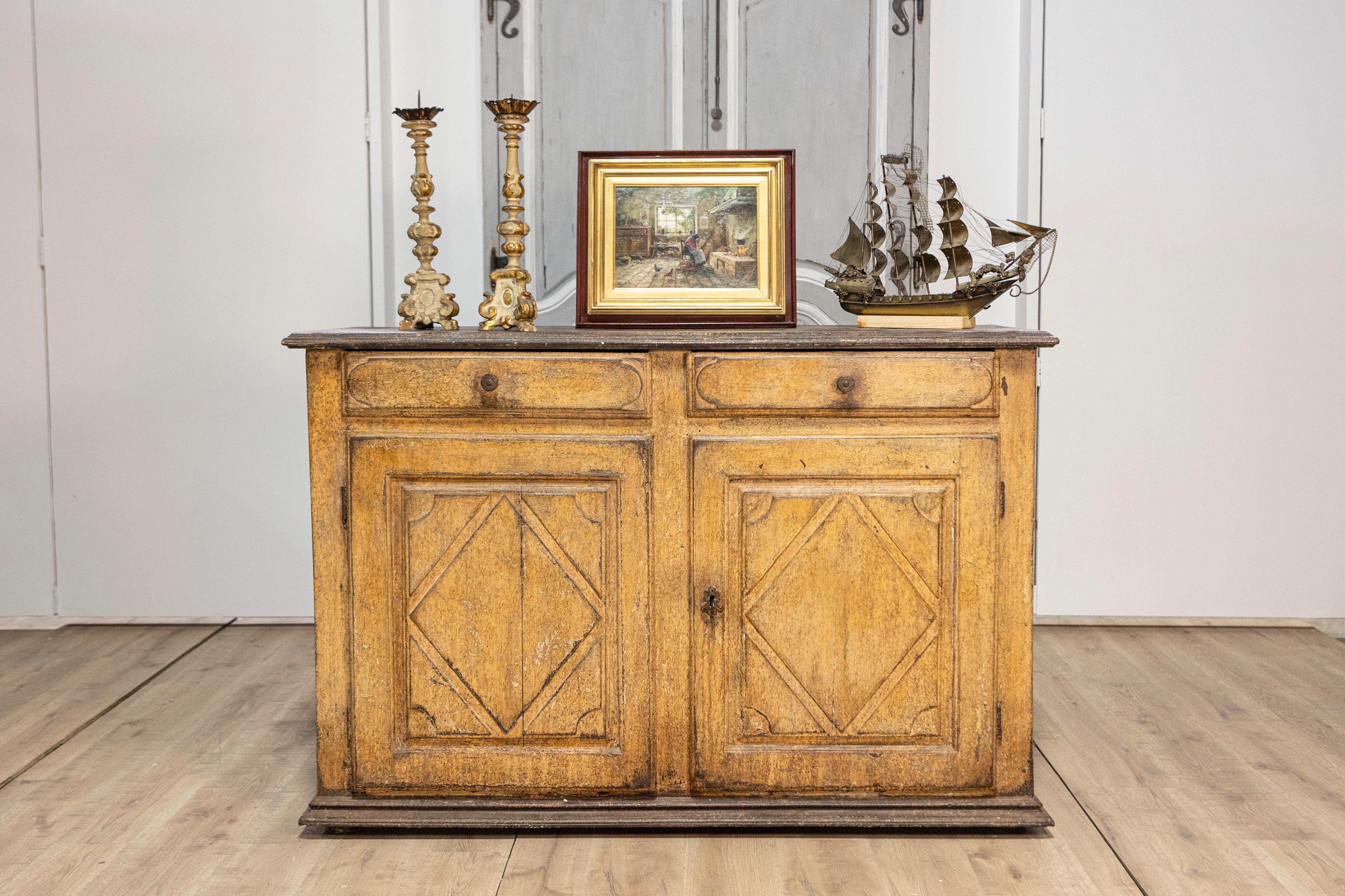 Buffet italiano del XVII secolo in legno dipinto a vernice invecchiata con motivi a diamante intagliati in vendita 5