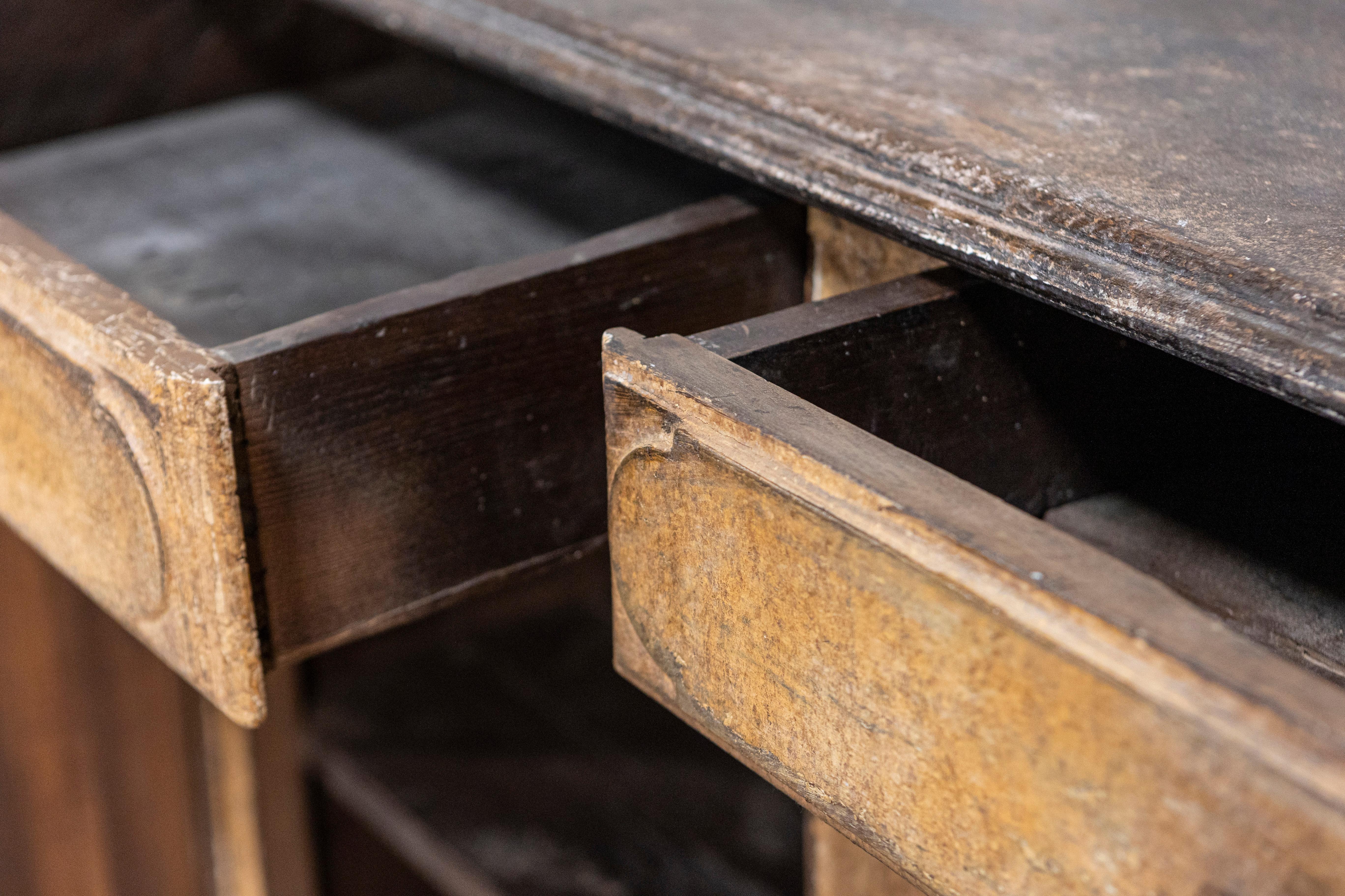 Buffet italiano del XVII secolo in legno dipinto a vernice invecchiata con motivi a diamante intagliati in vendita 7
