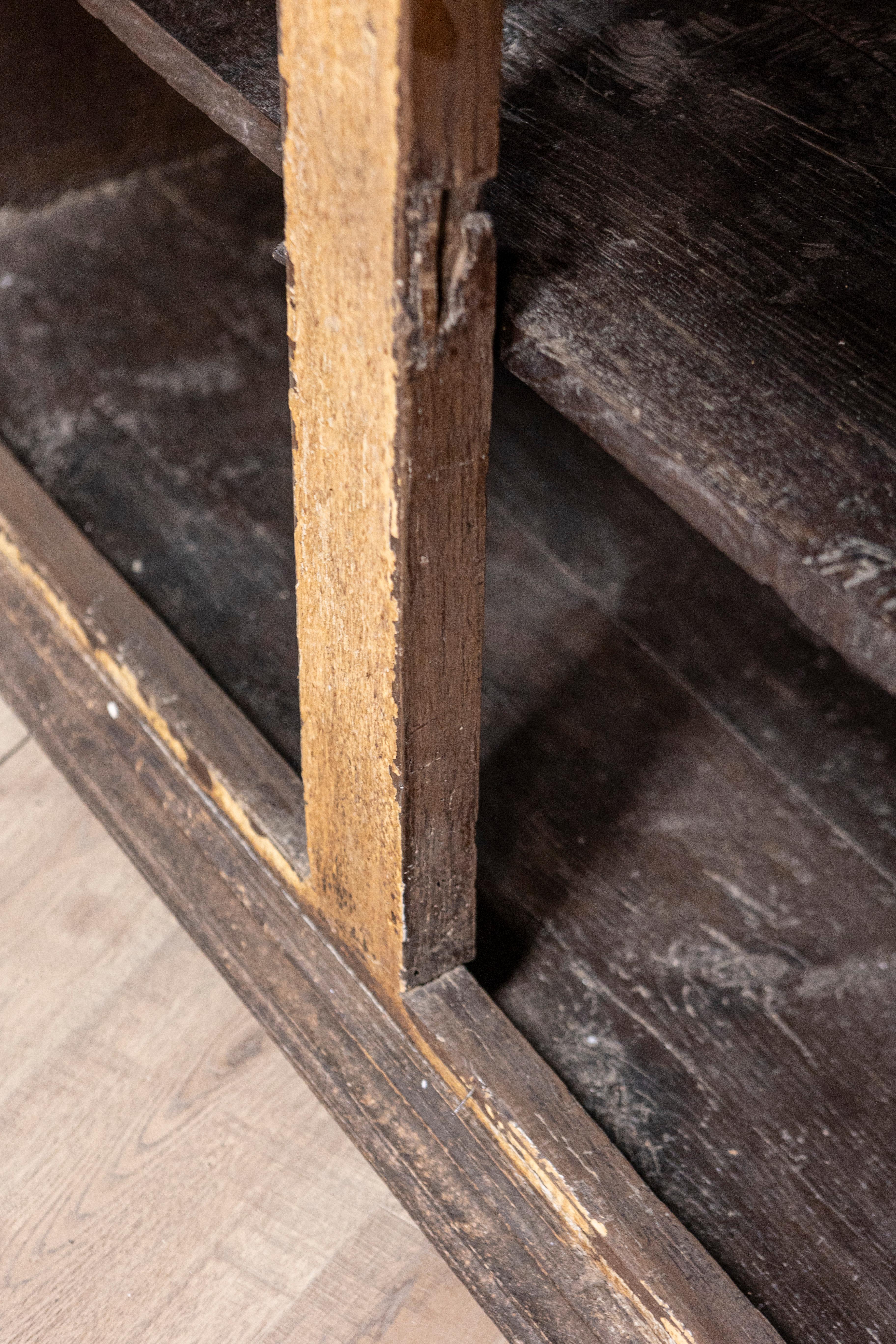 Buffet italiano del XVII secolo in legno dipinto a vernice invecchiata con motivi a diamante intagliati in vendita 8