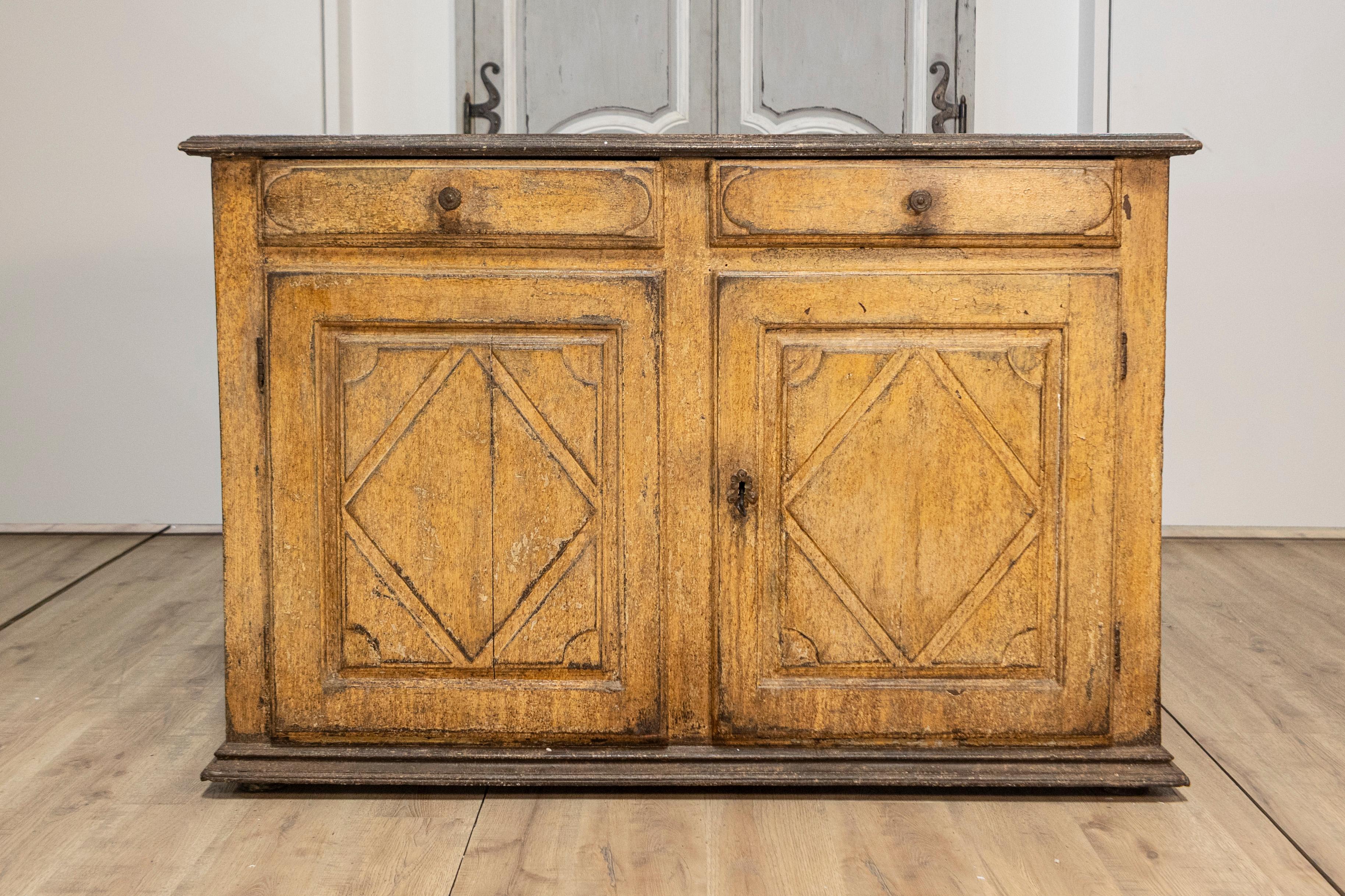 Italiano Buffet italiano del XVII secolo in legno dipinto a vernice invecchiata con motivi a diamante intagliati in vendita