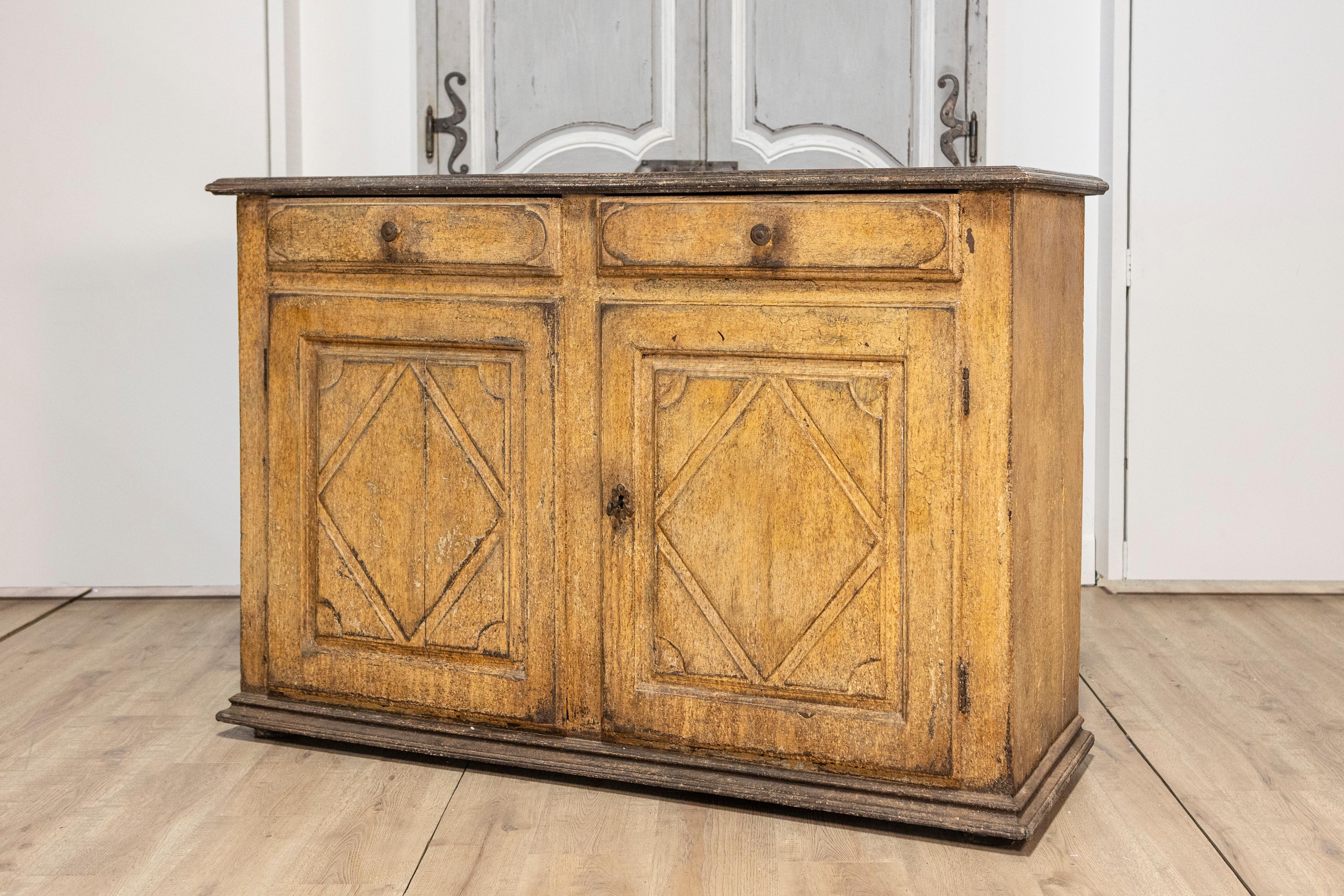 Dipinto Buffet italiano del XVII secolo in legno dipinto a vernice invecchiata con motivi a diamante intagliati in vendita