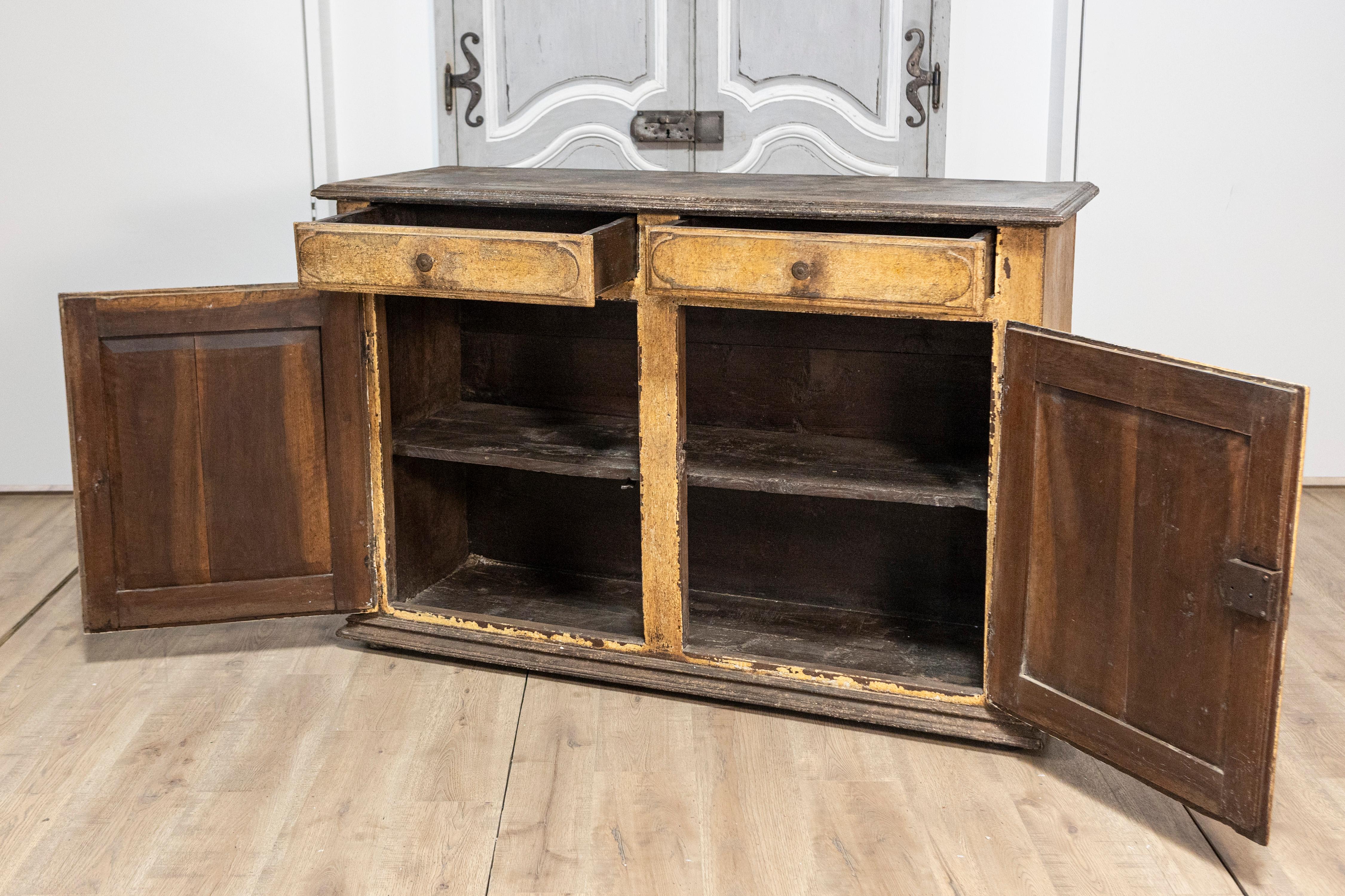 Buffet italiano del XVII secolo in legno dipinto a vernice invecchiata con motivi a diamante intagliati In condizioni buone in vendita a Atlanta, GA