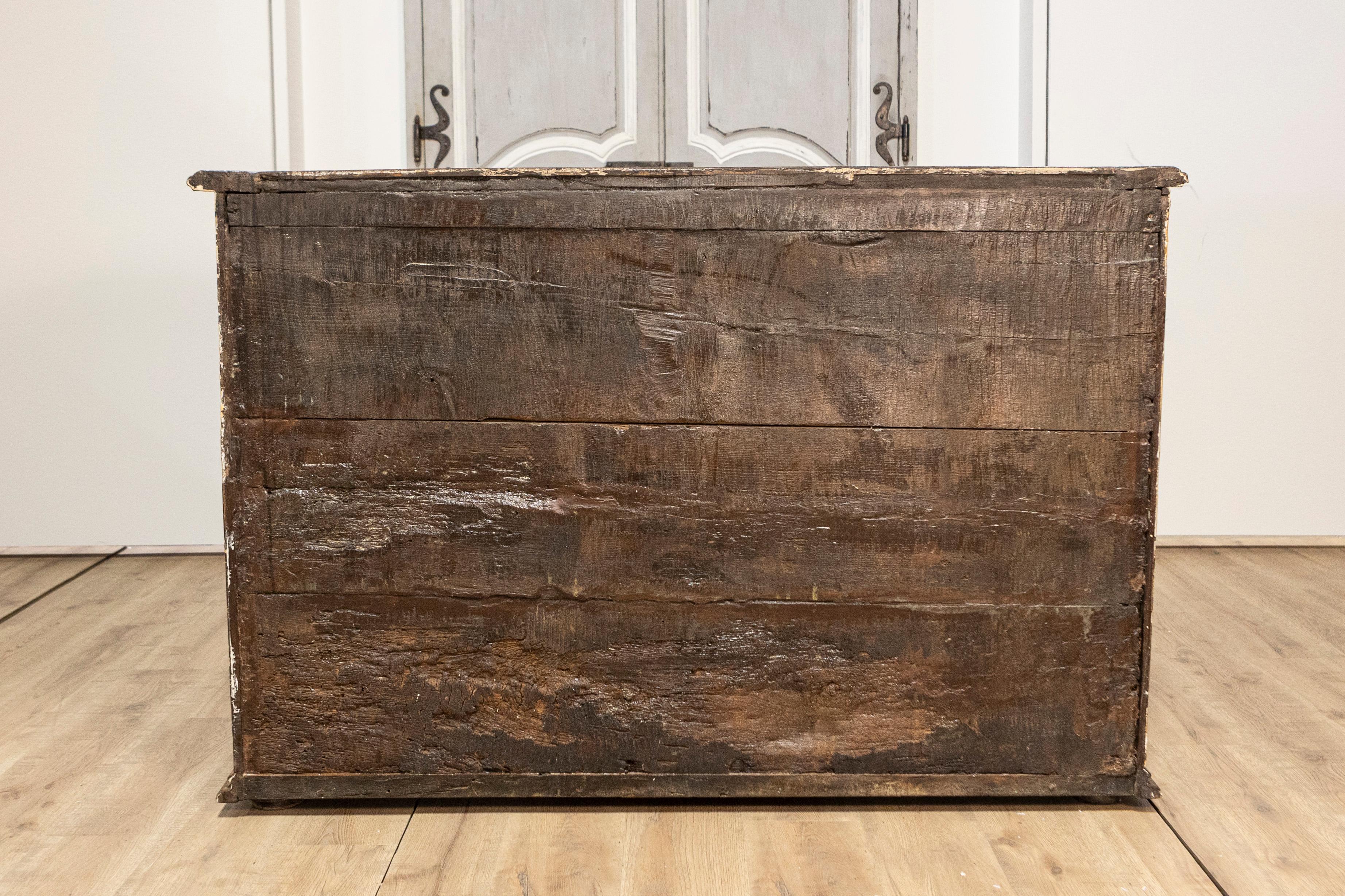 Legno Buffet italiano del XVII secolo in legno dipinto a vernice invecchiata con motivi a diamante intagliati in vendita
