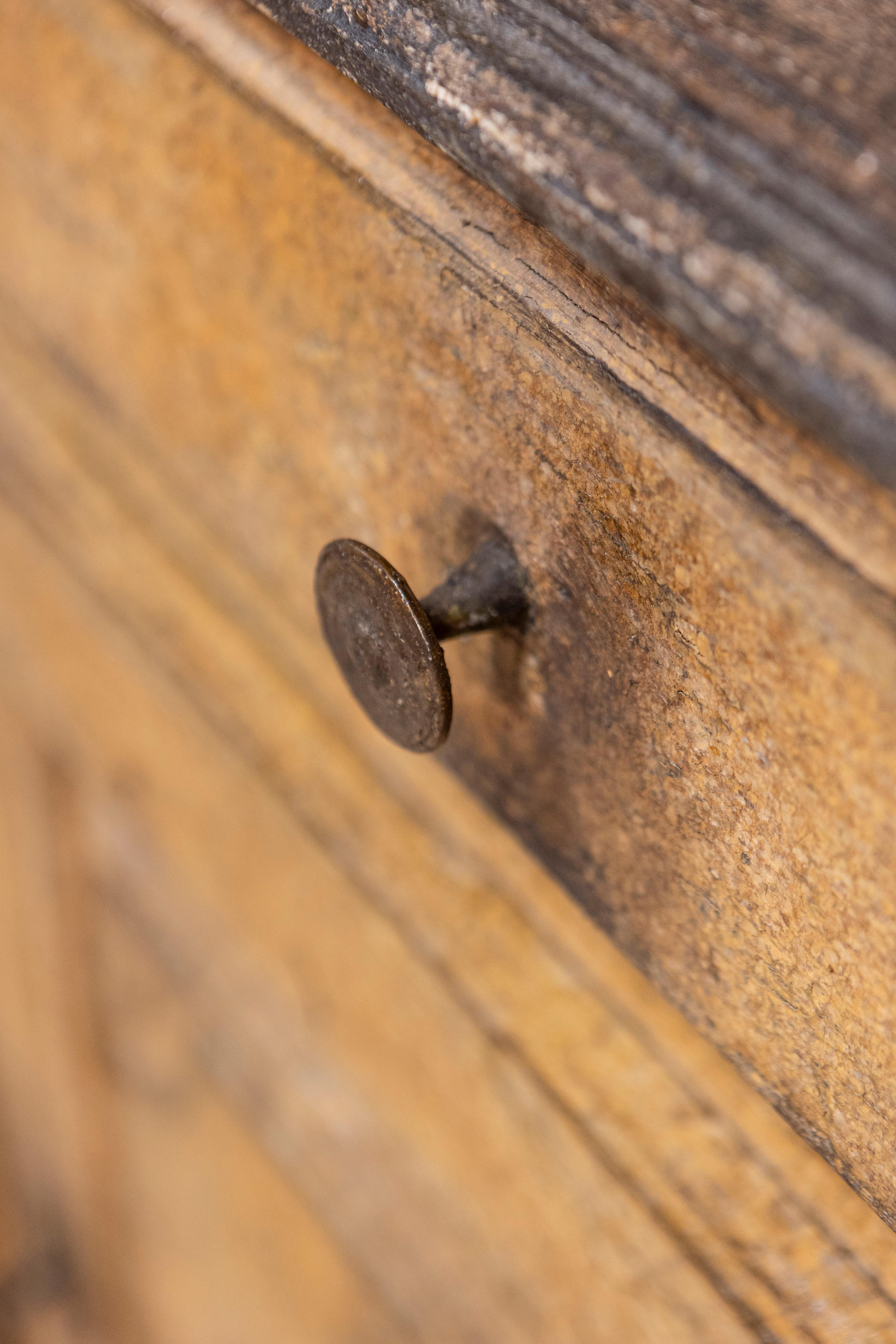 Buffet italiano del XVII secolo in legno dipinto a vernice invecchiata con motivi a diamante intagliati in vendita 1