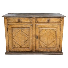 Aparador italiano del siglo XVII de madera pintada envejecida con motivos de diamantes tallados