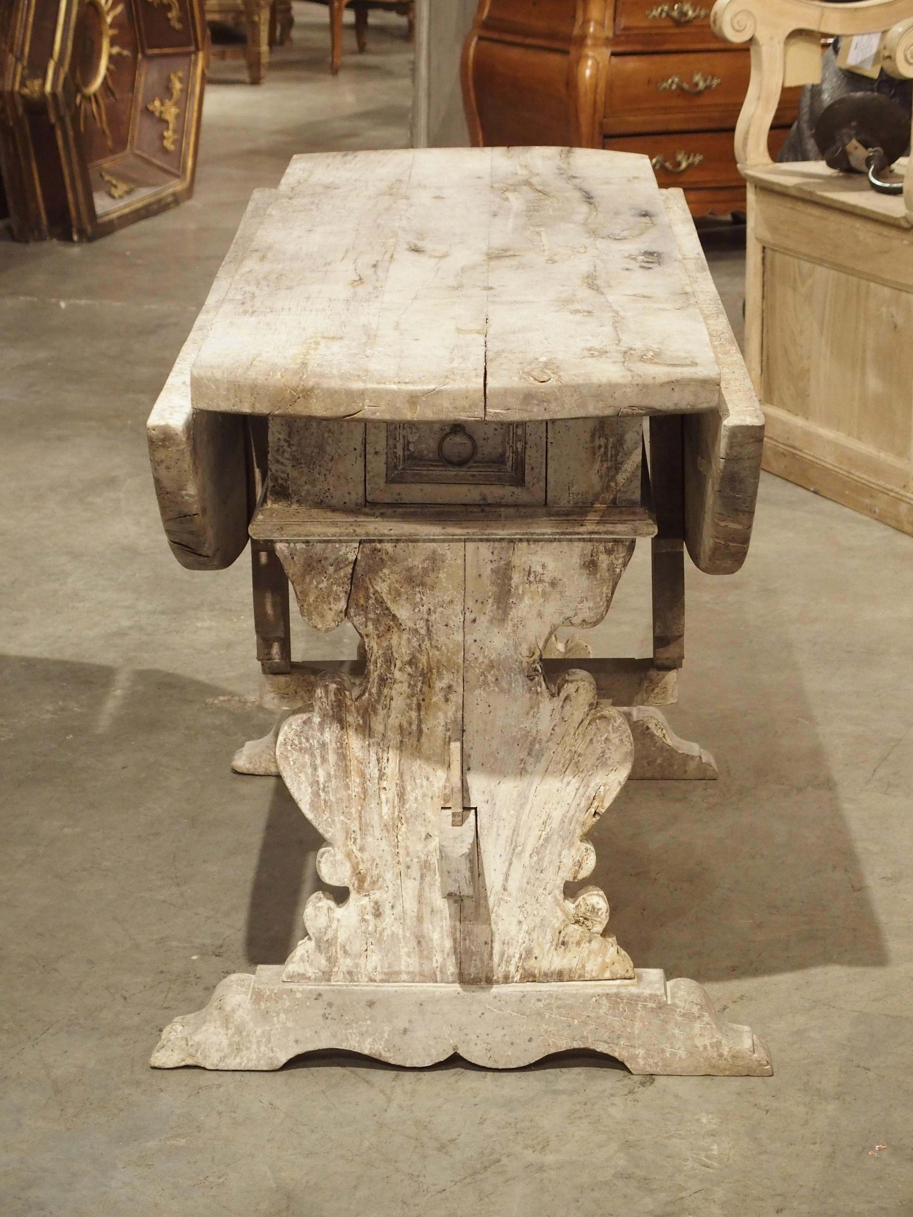 17th Century Italian Drop-Leaf Table in Whitewashed Oak In Good Condition In Dallas, TX