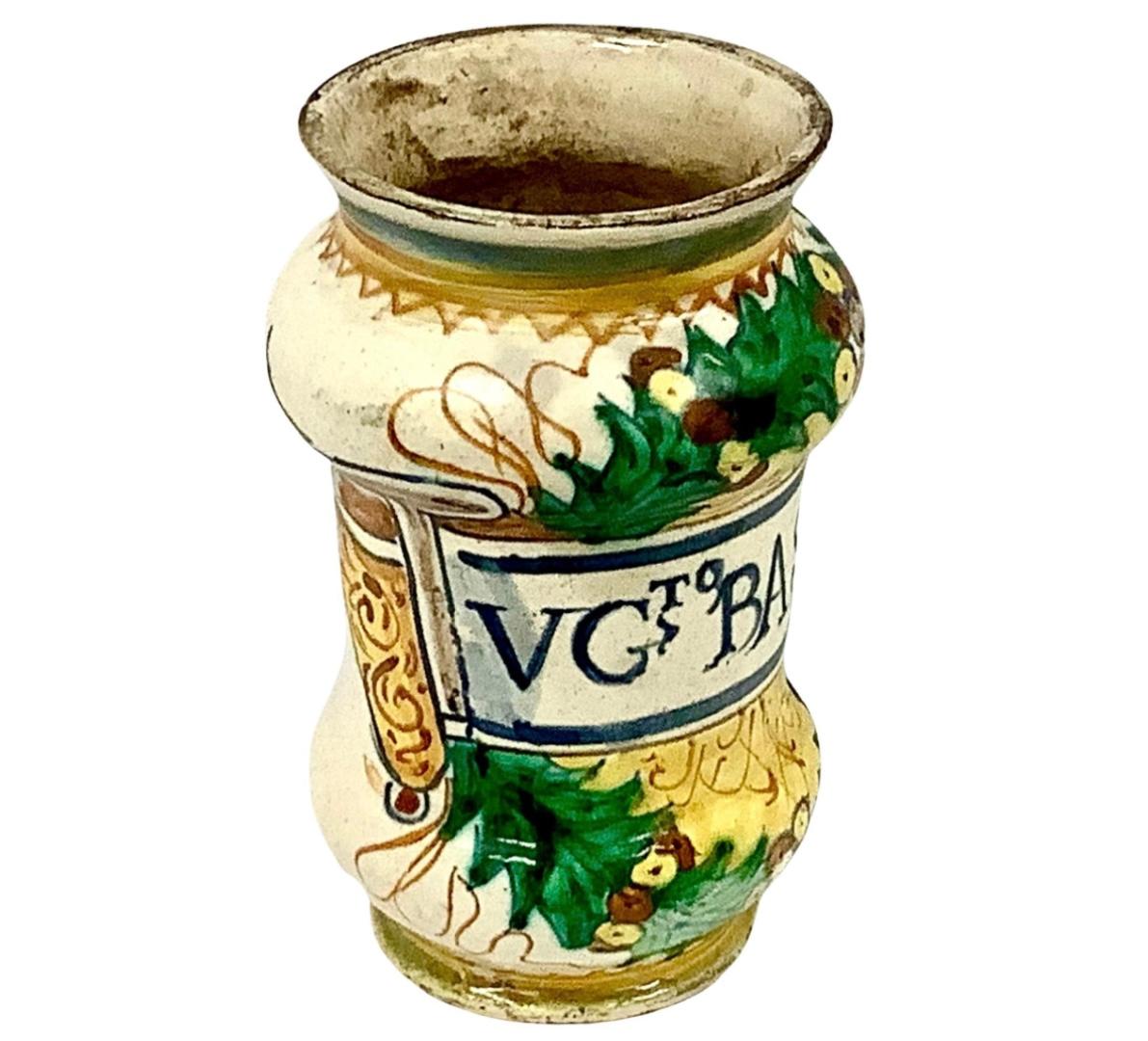Italienisches Fayence-Keramik-Apothekergefäß aus dem 17. Helle Farben von Gelb, Grün und Dunkelblau auf cremefarbenem Hintergrund. Die Schrift lautet 
