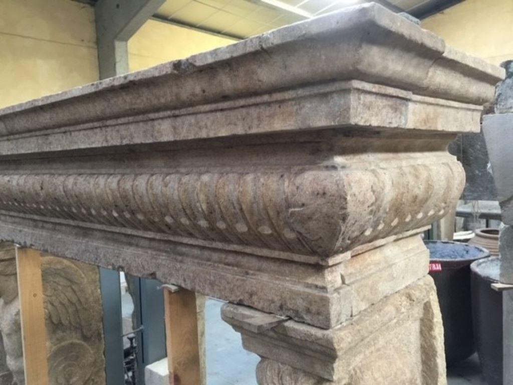 17th Century Italian Fireplace with Caryatides In Good Condition For Sale In Zedelgem, BE