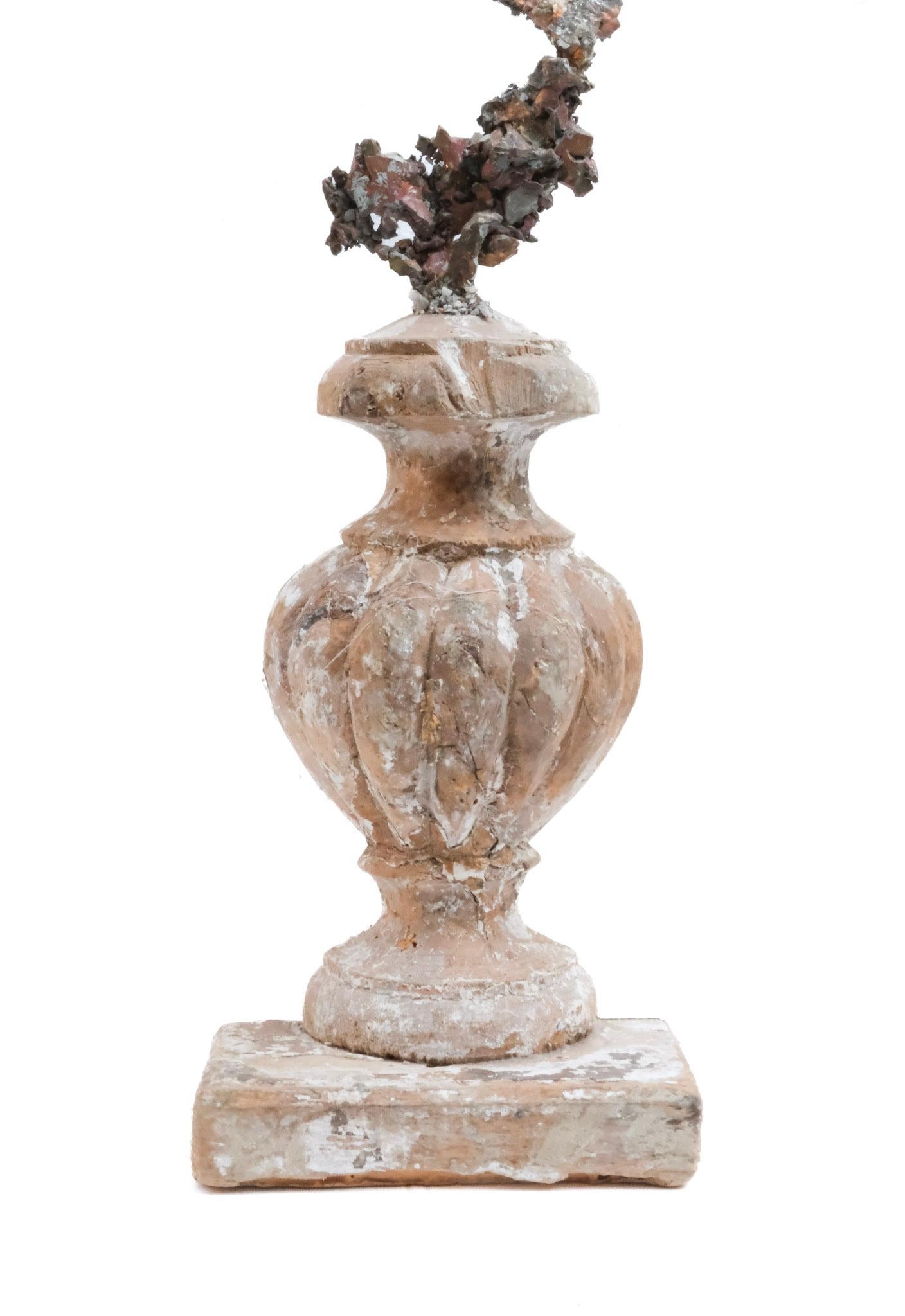 Sculpté à la main Vase d'église italien du 17ème siècle « Fragment de fleurs » avec cuivre de forme libre en vente