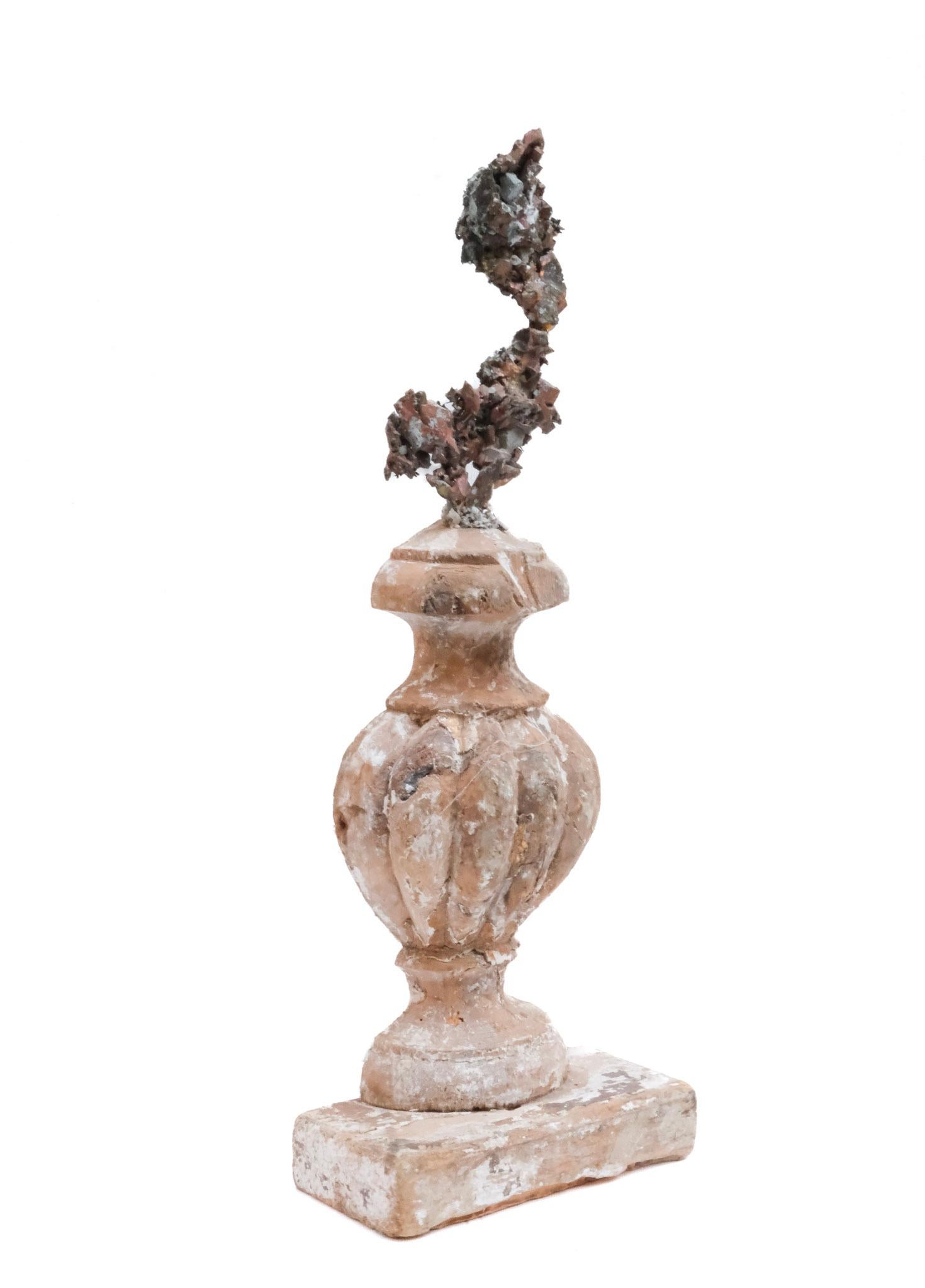 Vase d'église italien du 17ème siècle « Fragment de fleurs » avec cuivre de forme libre Bon état - En vente à Dublin, Dalkey