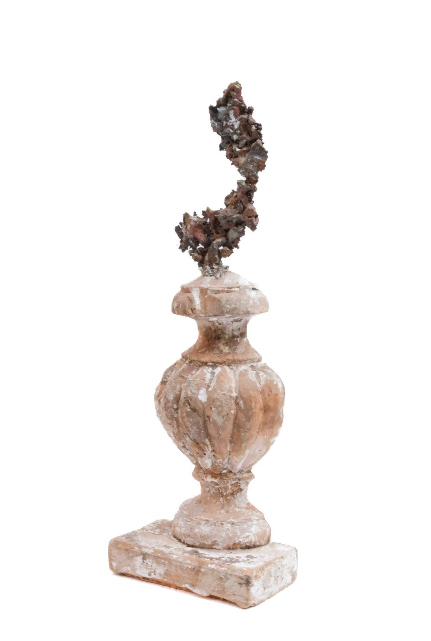 XVIIIe siècle et antérieur Vase d'église italien du 17ème siècle « Fragment de fleurs » avec cuivre de forme libre en vente