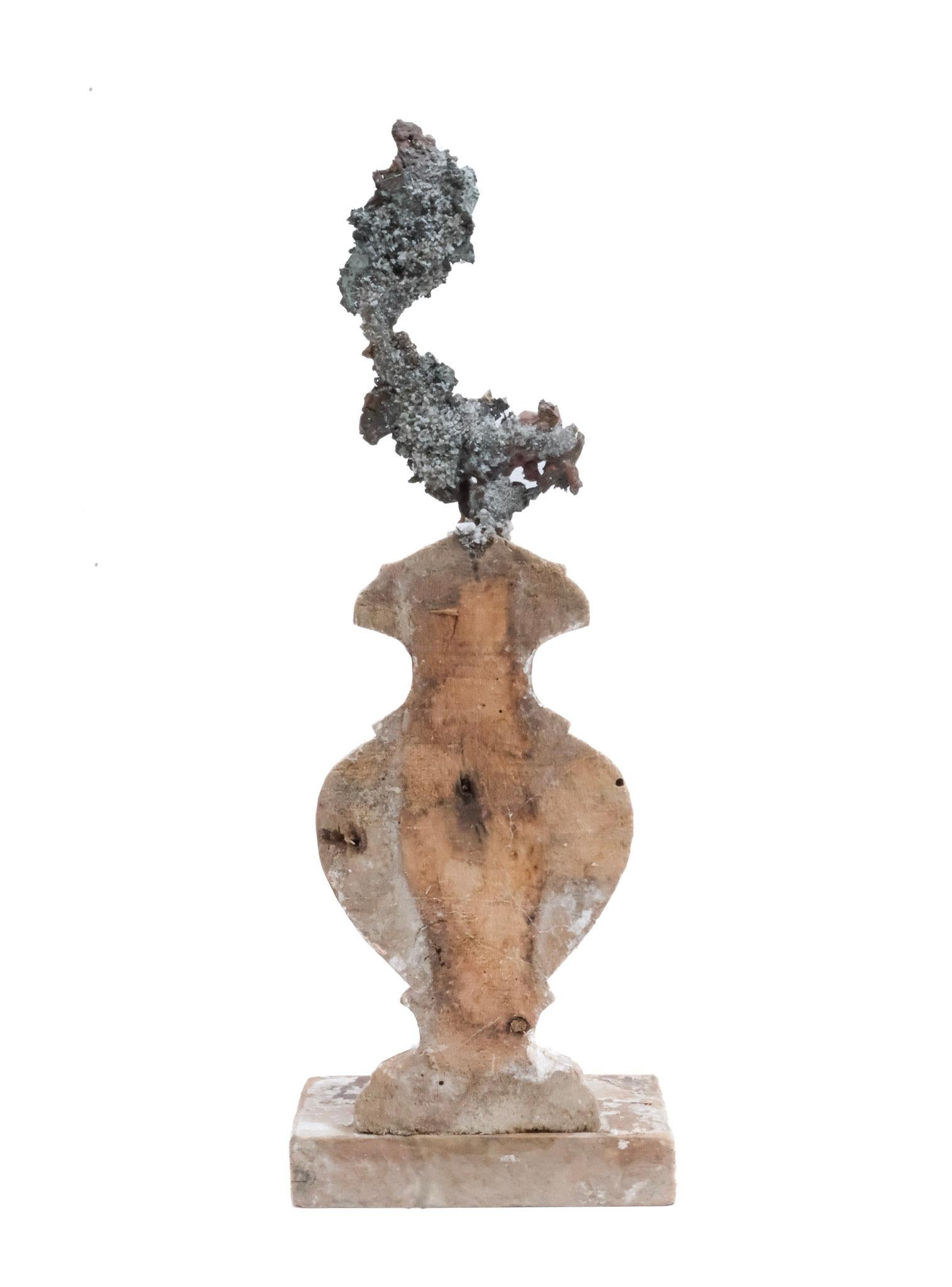 Cuivre Vase d'église italien du 17ème siècle « Fragment de fleurs » avec cuivre de forme libre en vente