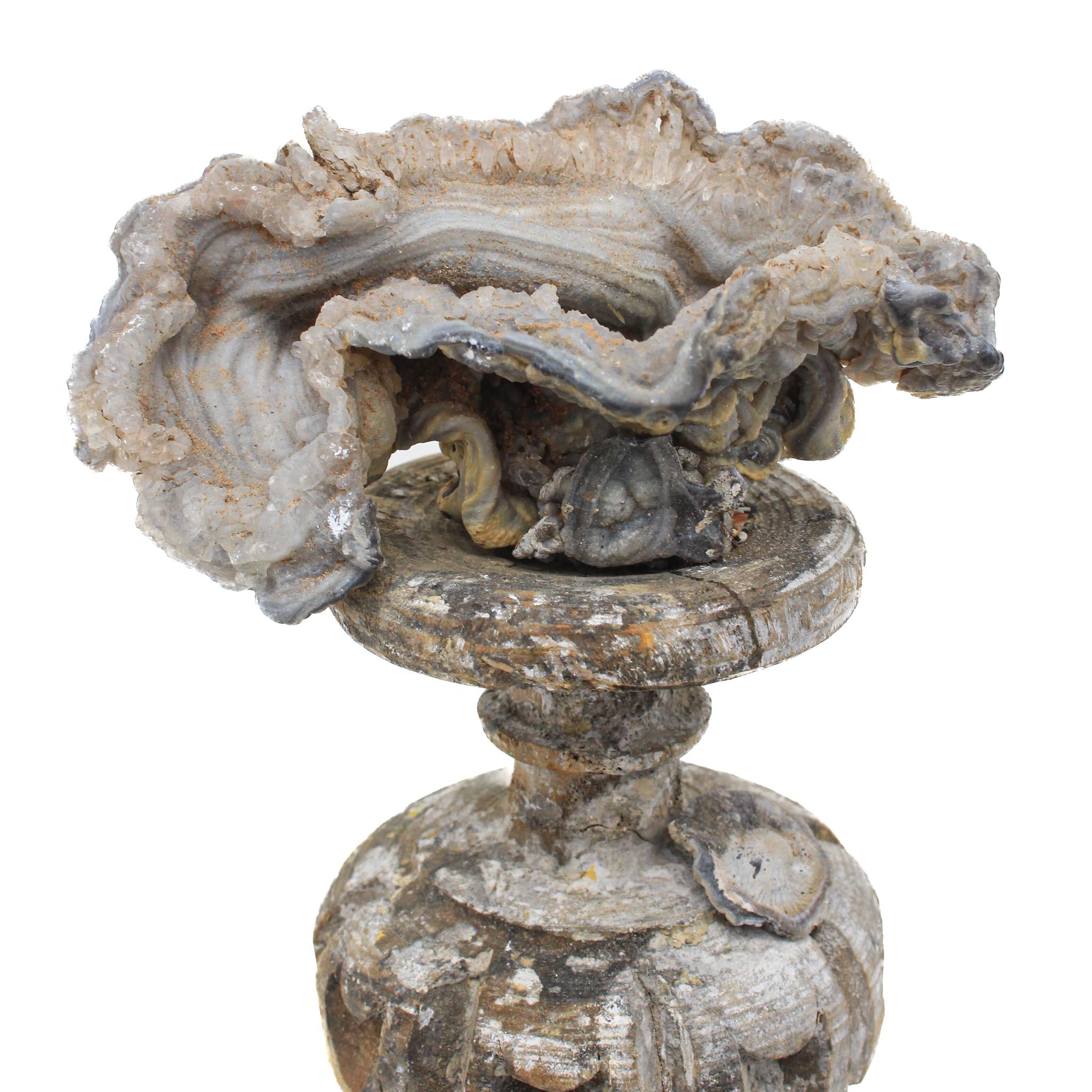 Sculpté à la main Vase italien du 17ème siècle « Fragment de fleurs » monté avec des rosettes en calcédoine en vente