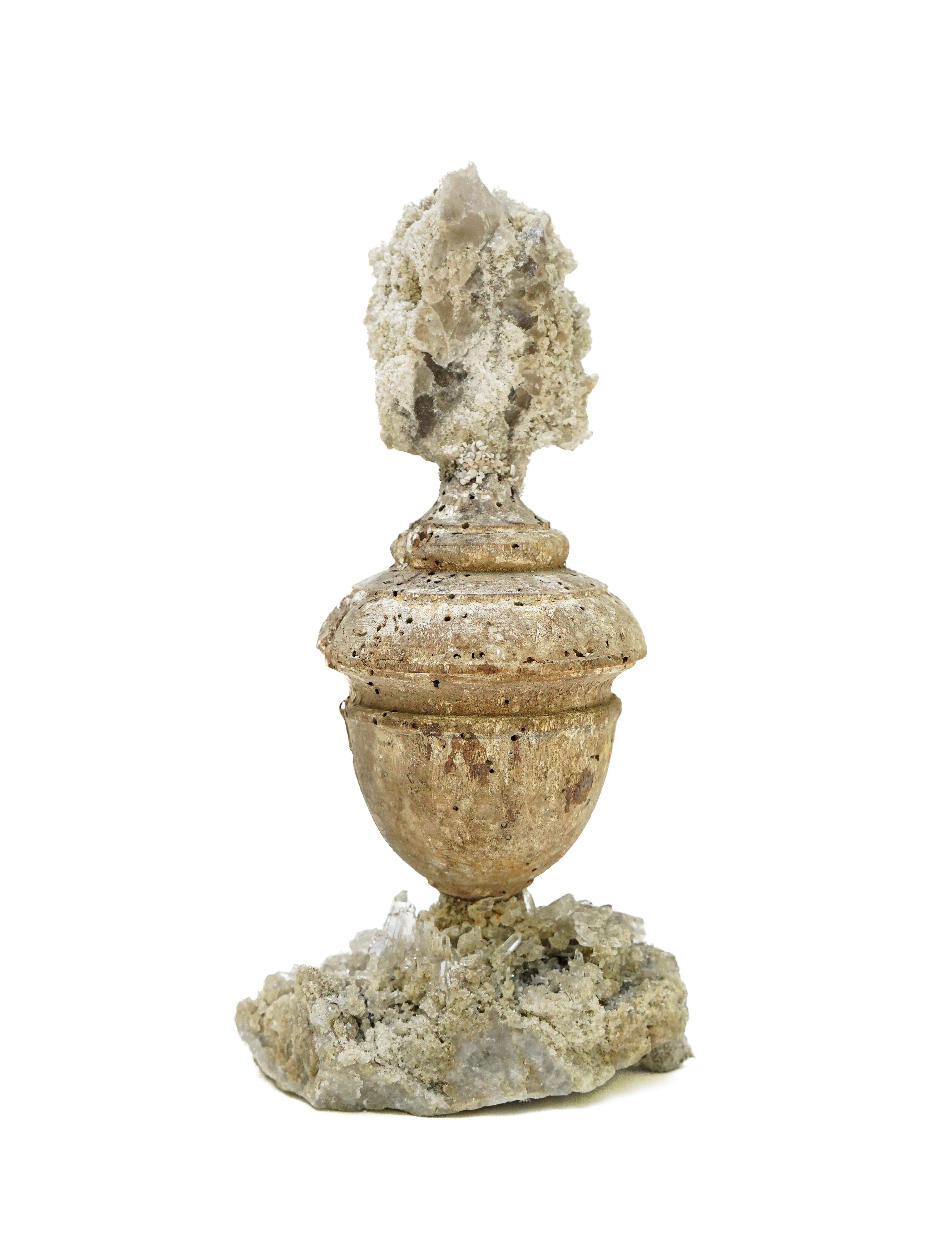 Italienische Vase „Florence Fragment“ aus dem 17. Jahrhundert mit Kristallquarz-Cluster im Angebot 3