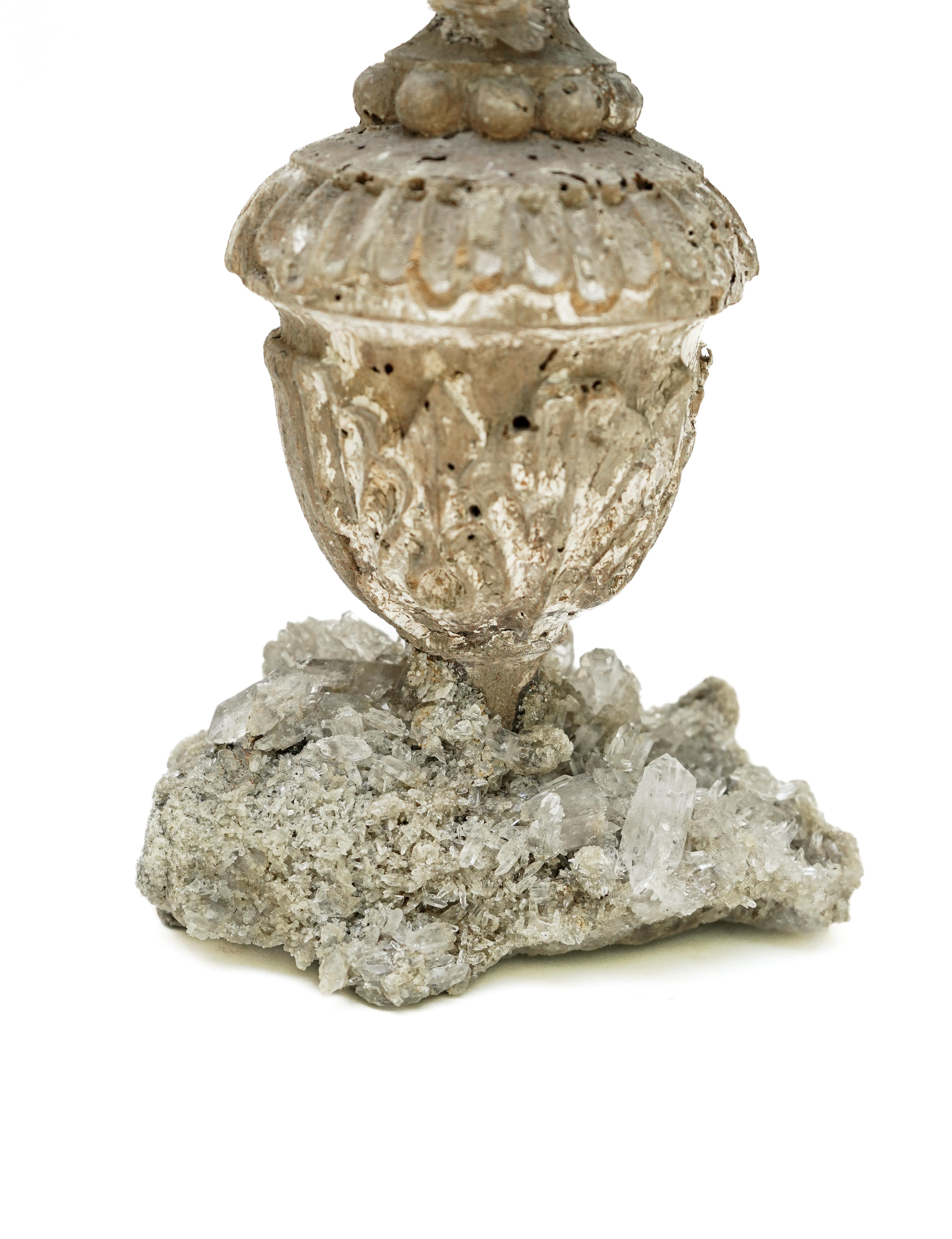 Italienische Vase „Florence Fragment“ aus dem 17. Jahrhundert mit Kristallquarz-Cluster (18. Jahrhundert und früher) im Angebot