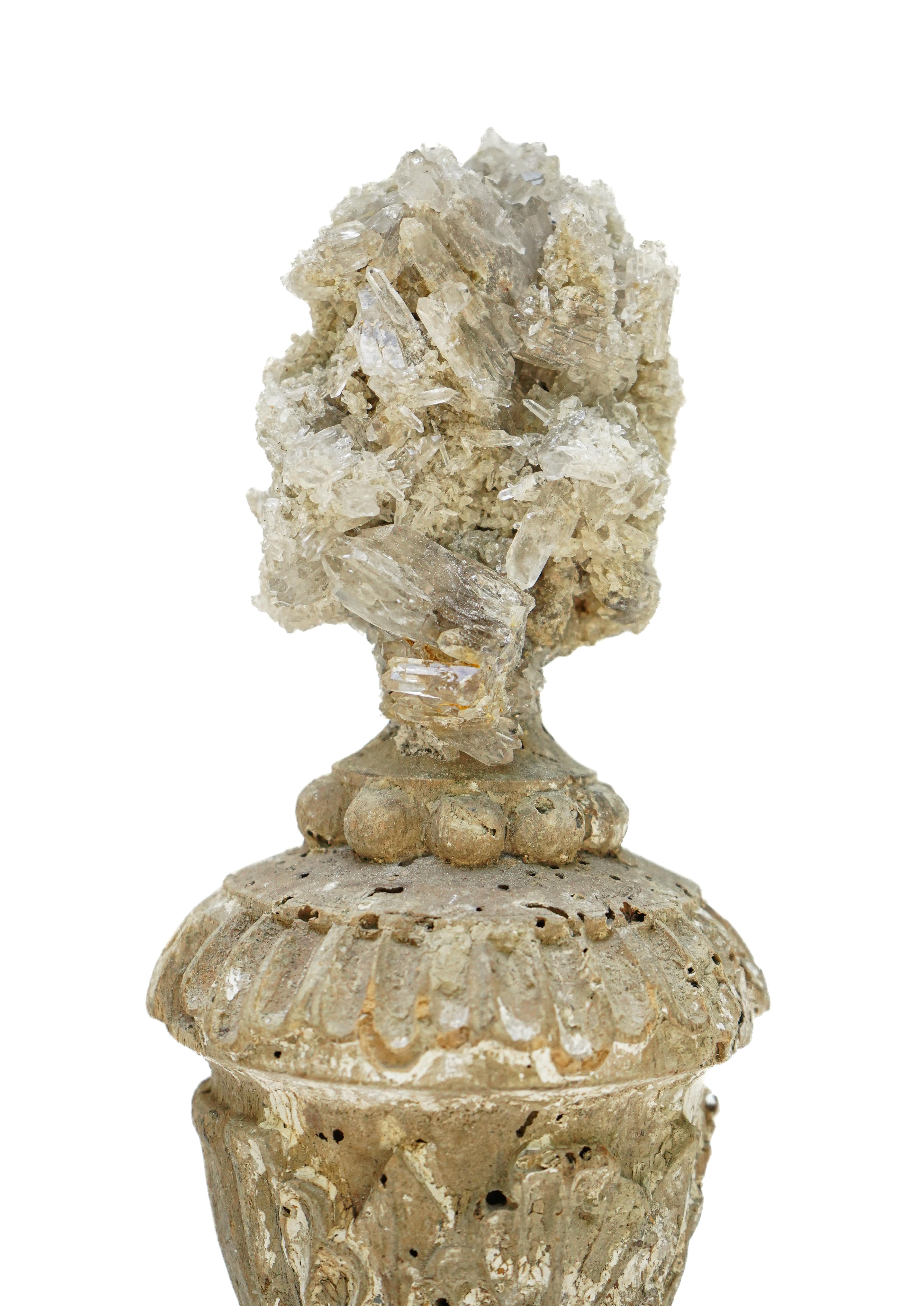 Italienische Vase „Florence Fragment“ aus dem 17. Jahrhundert mit Kristallquarz-Cluster (Holz) im Angebot