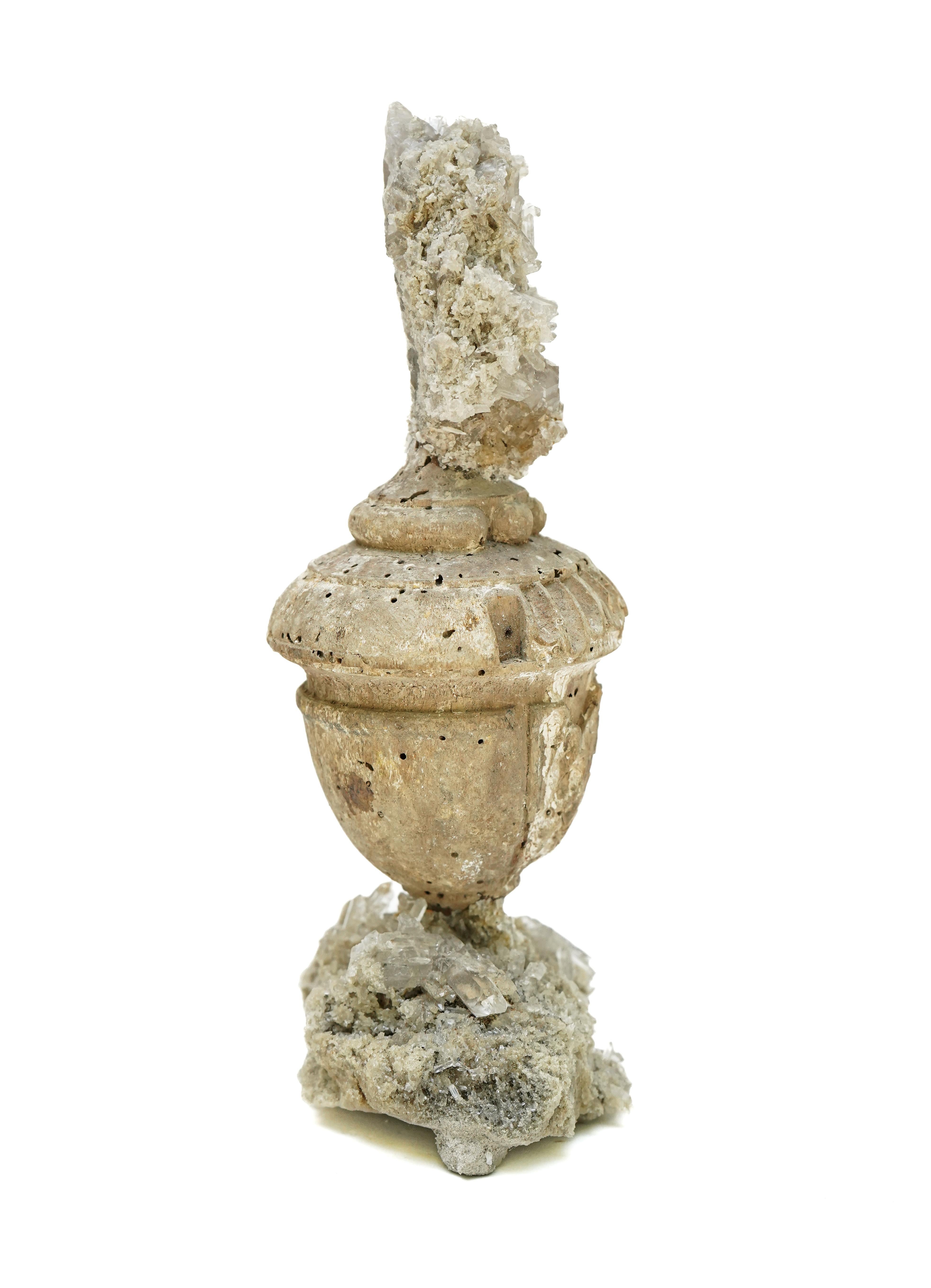 Italienische Vase „Florence Fragment“ aus dem 17. Jahrhundert mit Kristallquarz-Cluster im Angebot 1