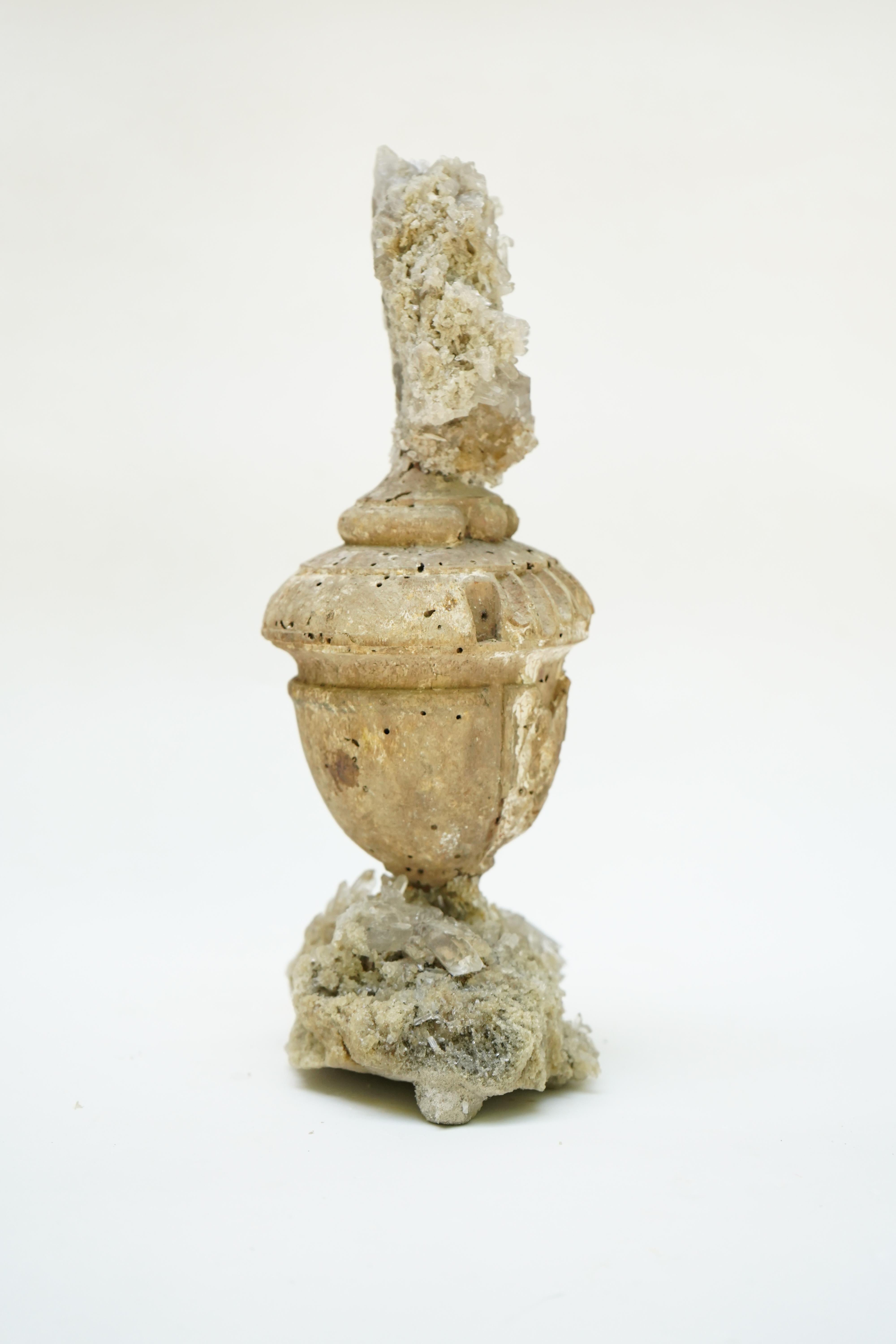 Italienische Vase „Florence Fragment“ aus dem 17. Jahrhundert mit Kristallquarz-Cluster im Angebot 2
