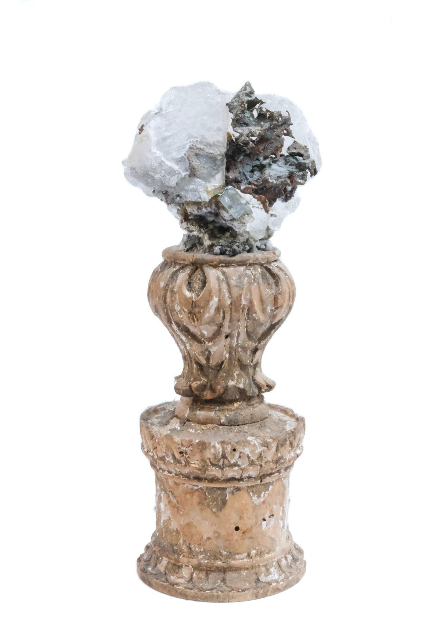 Intagliato a mano Frammento di Firenze del XVII secolo con rame a forma libera e selenite in vendita