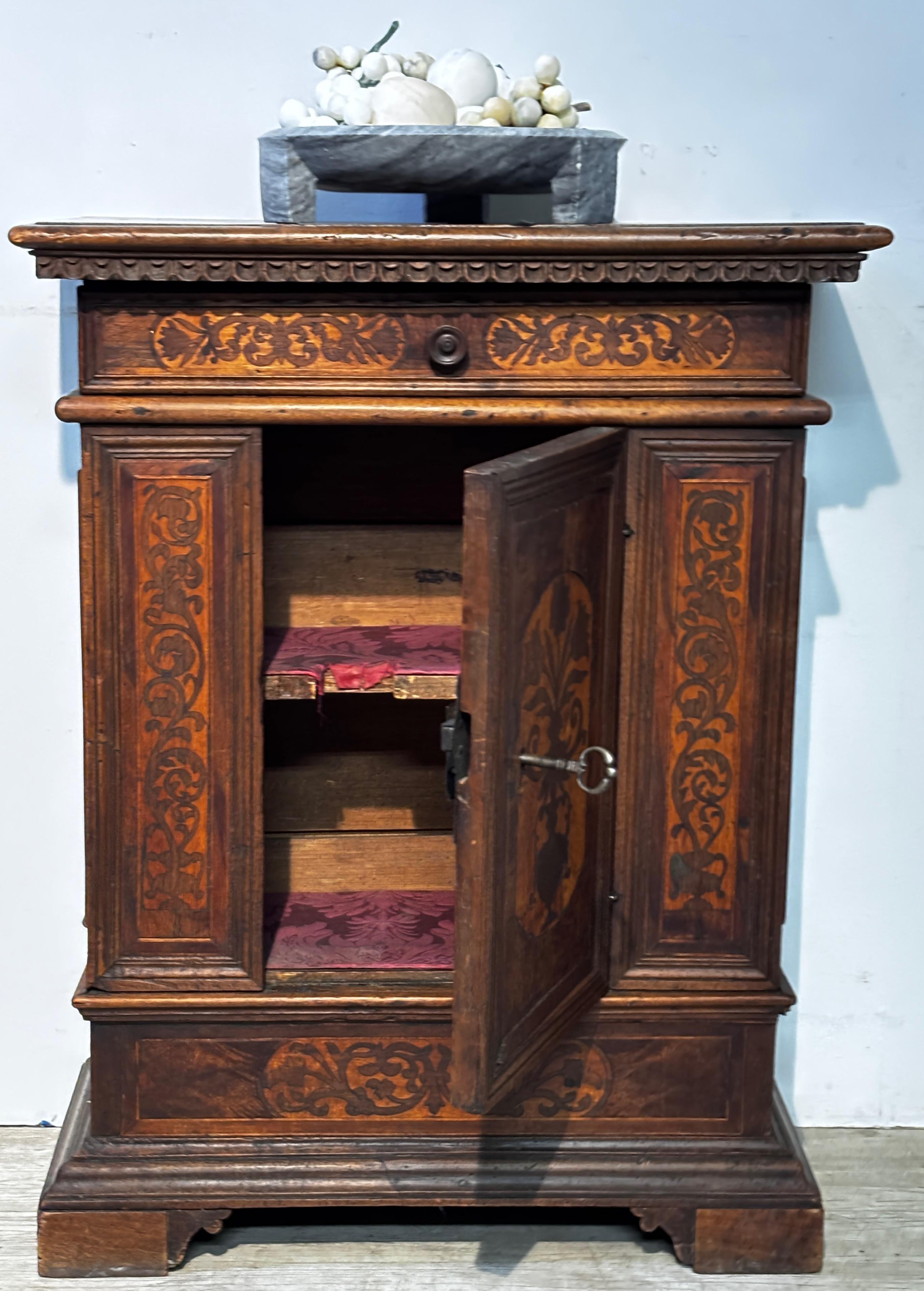 Credenza in noce Florentine del XVII secolo, CIRCA 1650 in vendita 4