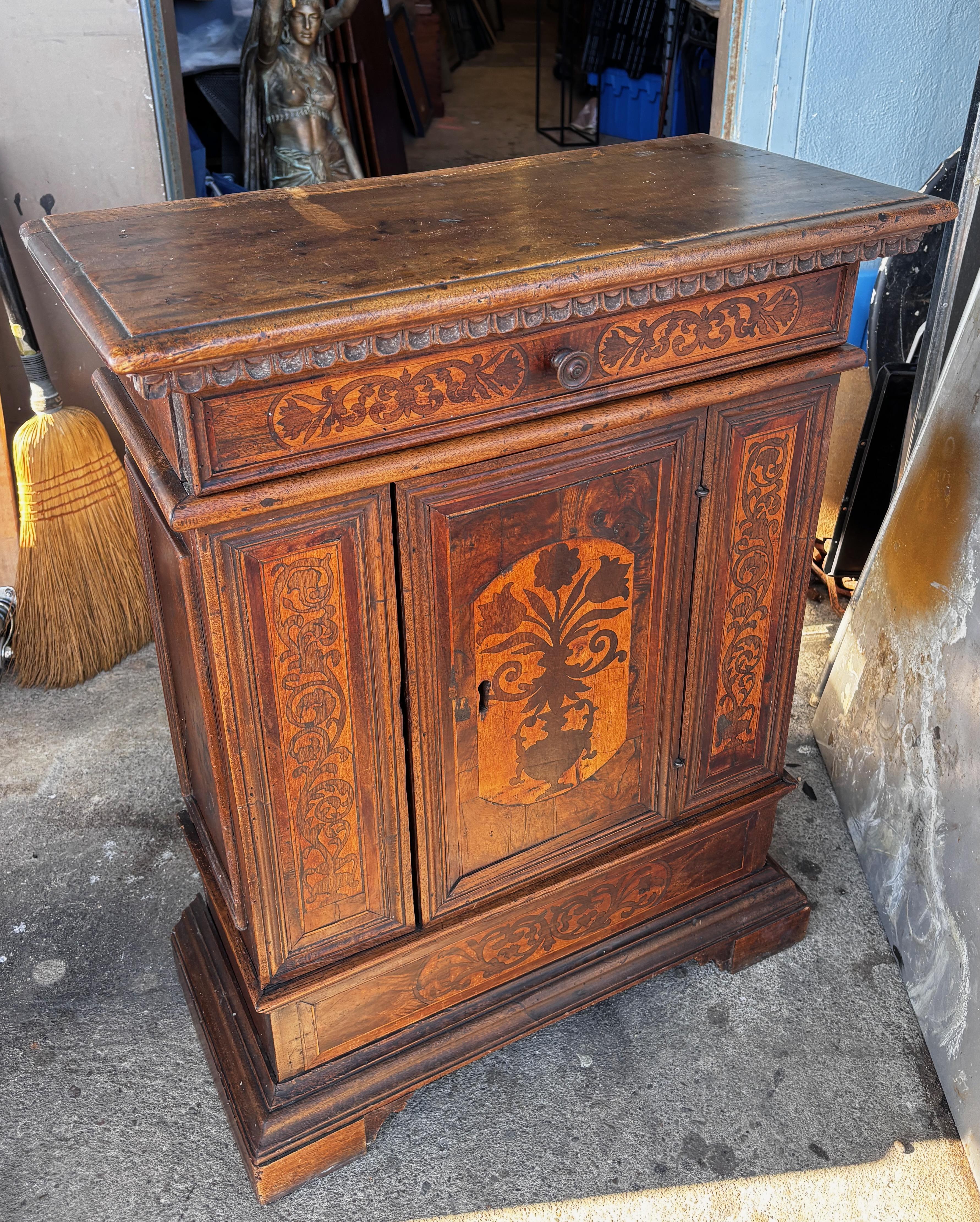 Credenza in noce Florentine del XVII secolo, CIRCA 1650 in vendita 6