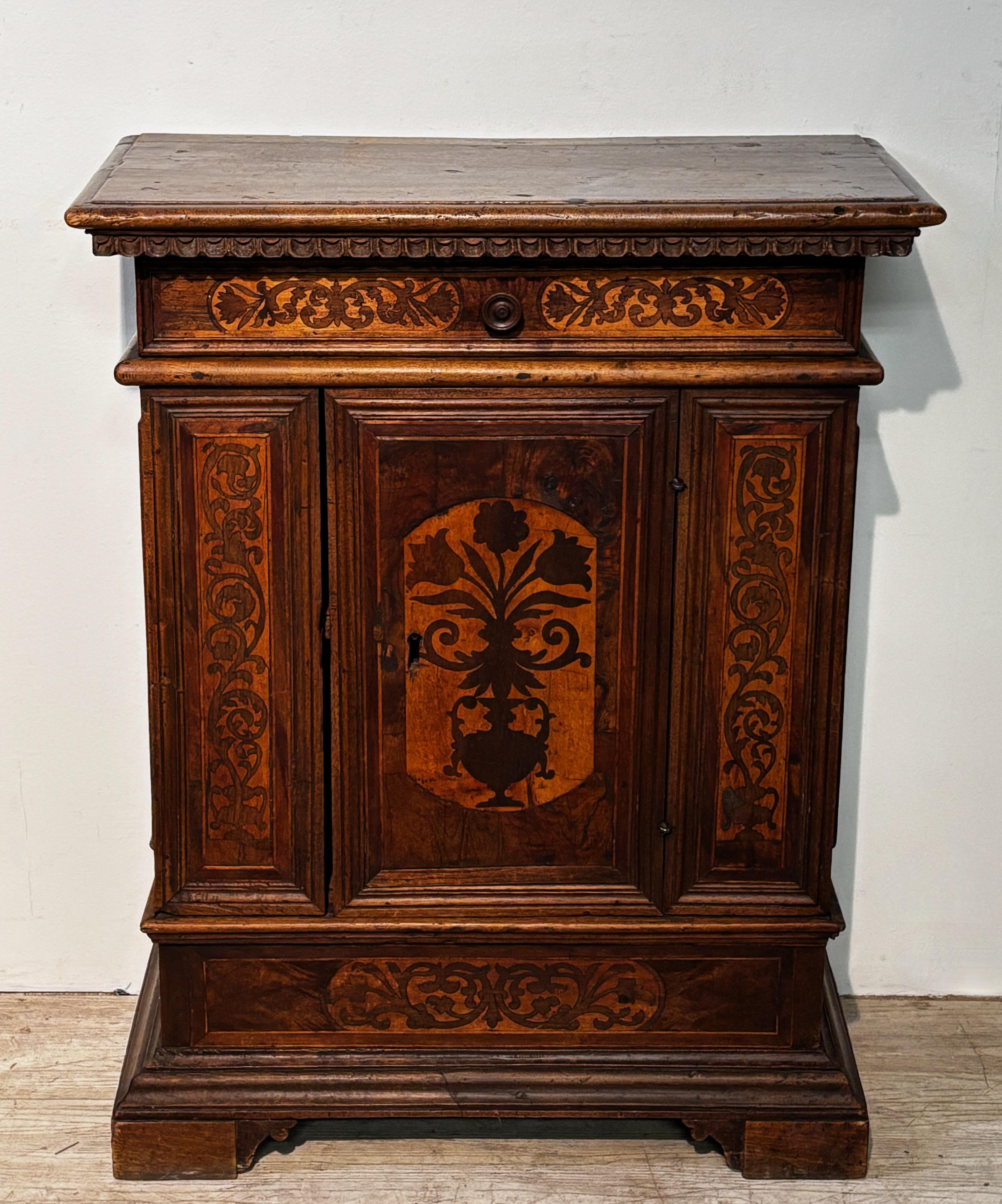 Uno straordinario mobiletto di epoca rinascimentale in noce con intarsi in legno di frutta.
Di qualità museale, in notevoli condizioni originali (non è stato ricostruito in alcun modo) e conserva la serratura e la chiave originali.
Facile da usare e