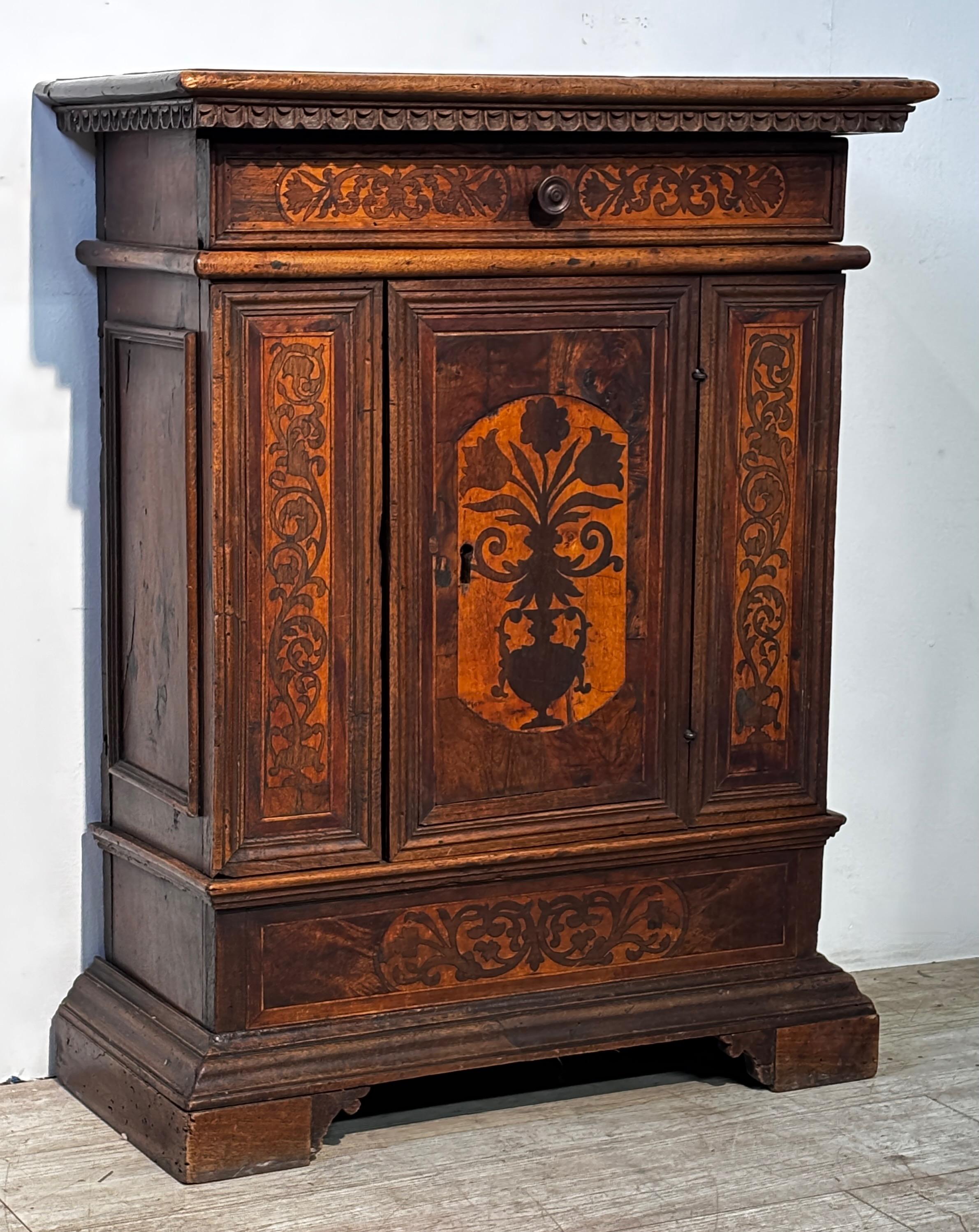 Rinascimento Credenza in noce Florentine del XVII secolo, CIRCA 1650 in vendita