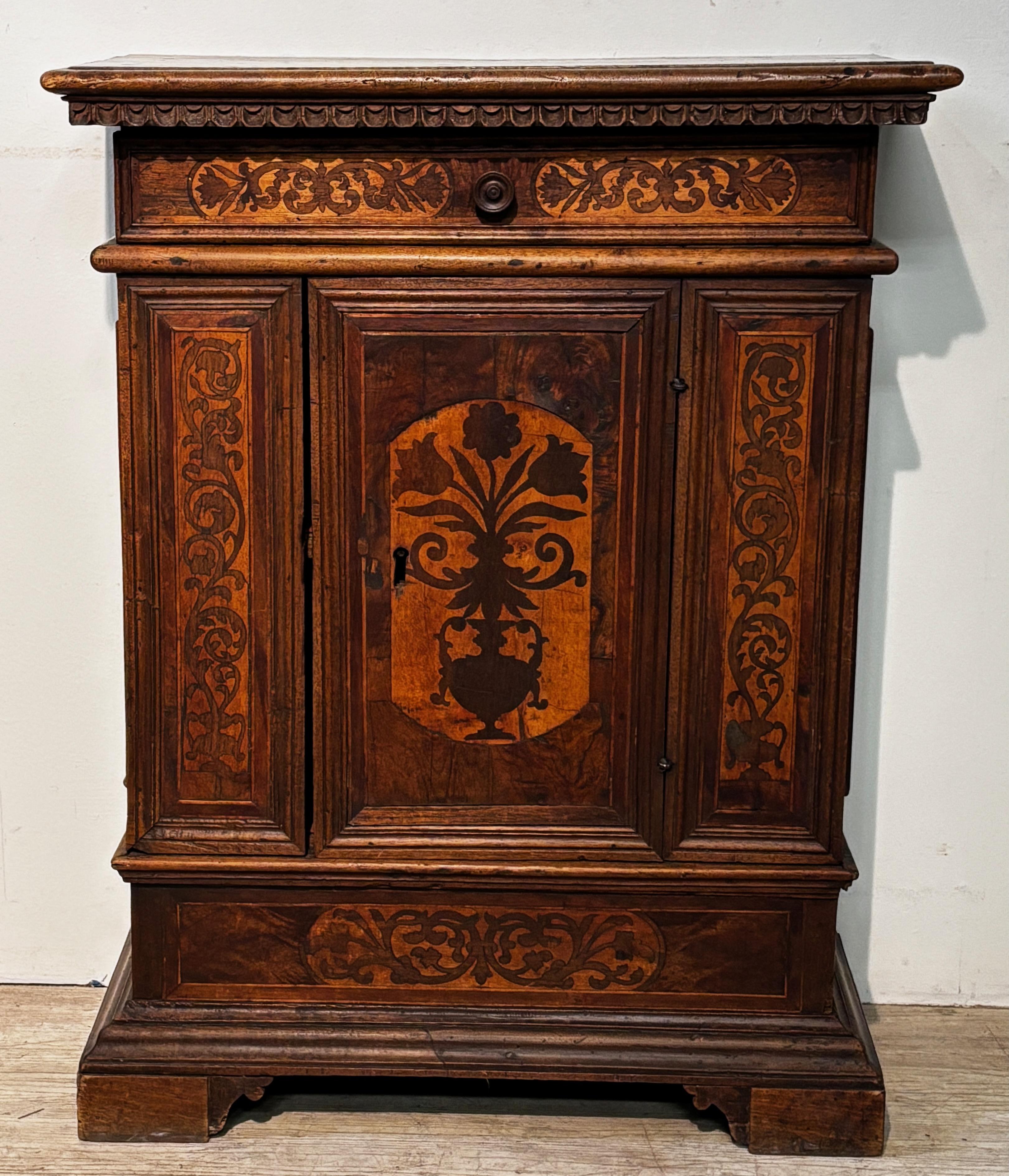 Italiano Credenza in noce Florentine del XVII secolo, CIRCA 1650 in vendita