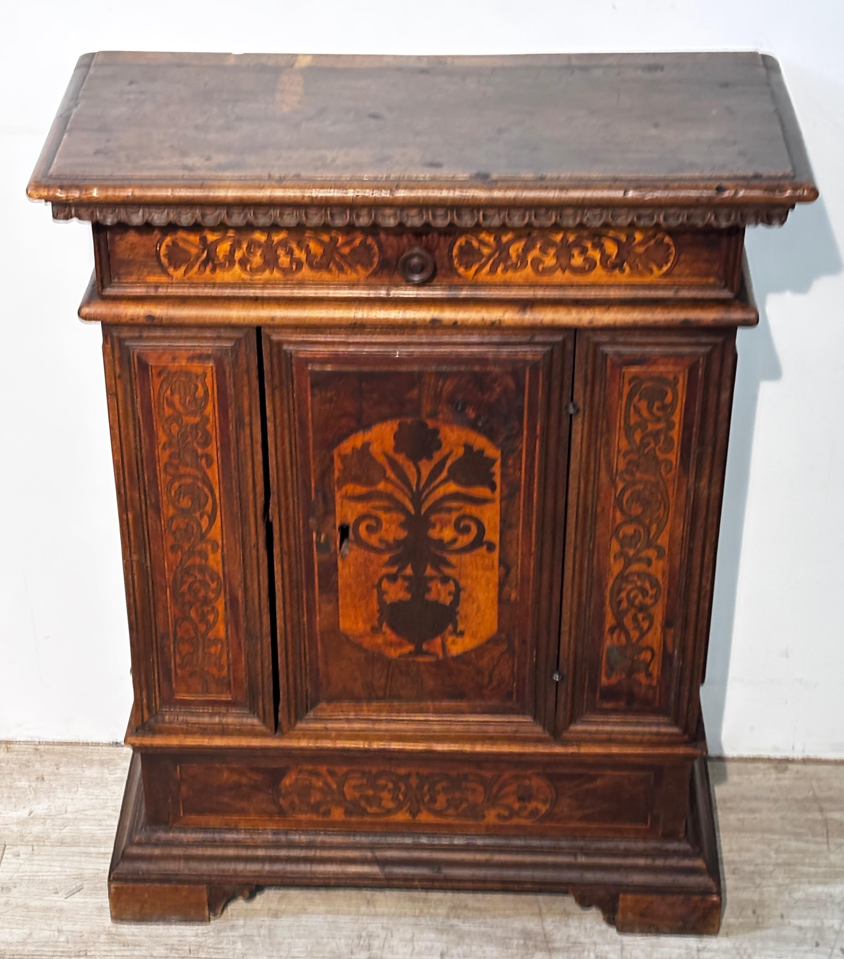 Fino al XVIII secolo Credenza in noce Florentine del XVII secolo, CIRCA 1650 in vendita