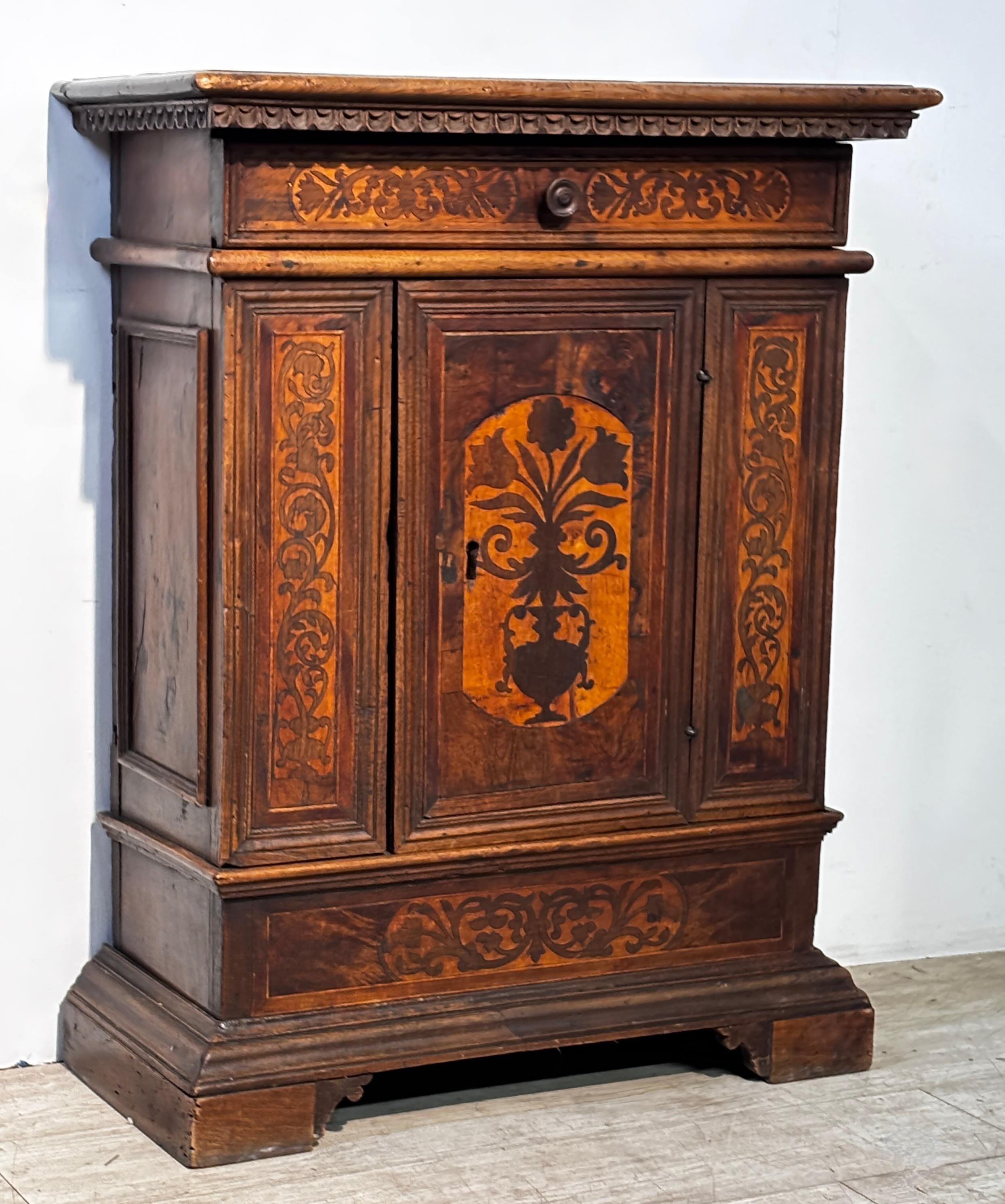 Legno di alberi da frutto Credenza in noce Florentine del XVII secolo, CIRCA 1650 in vendita
