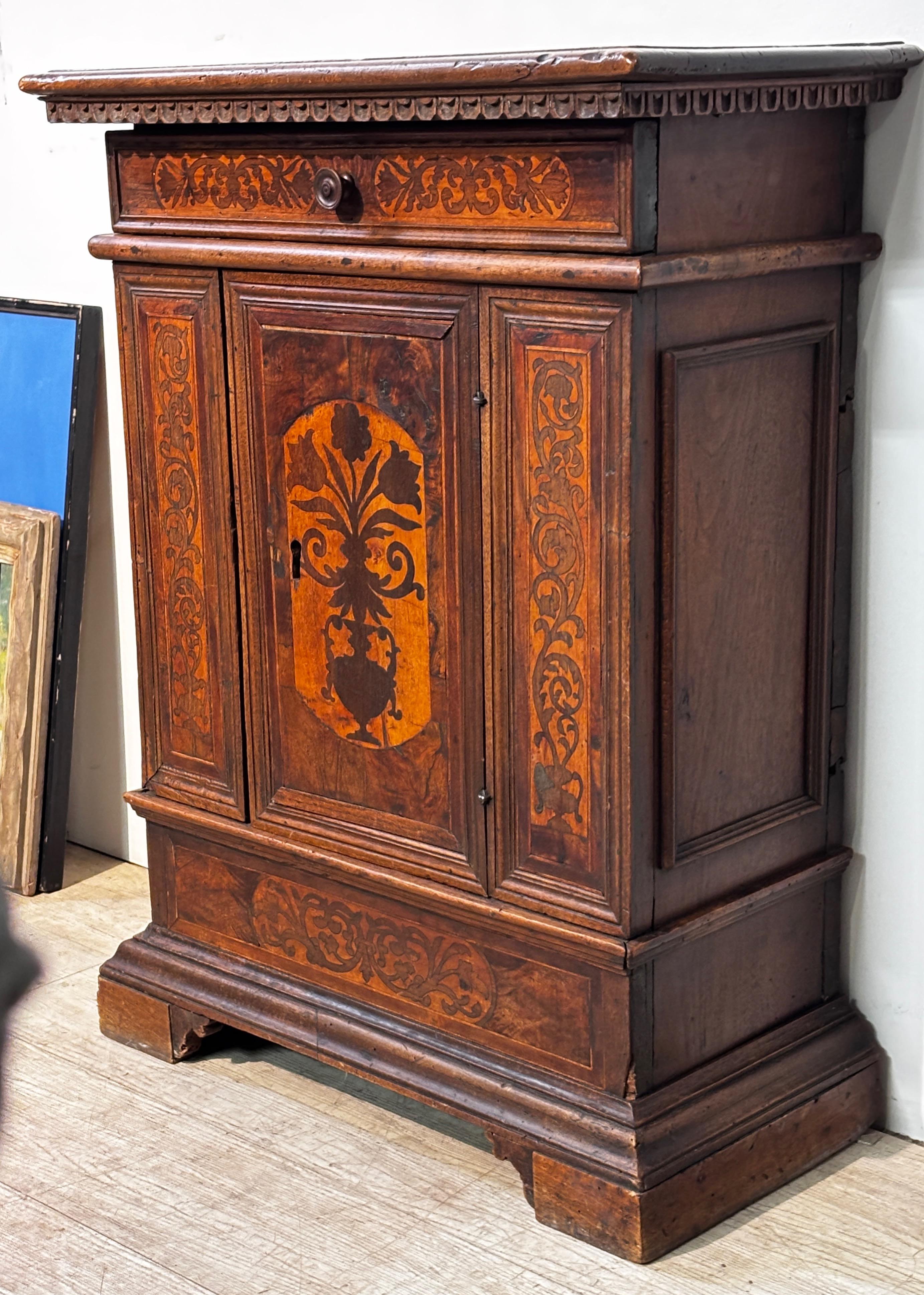 Credenza in noce Florentine del XVII secolo, CIRCA 1650 in vendita 1