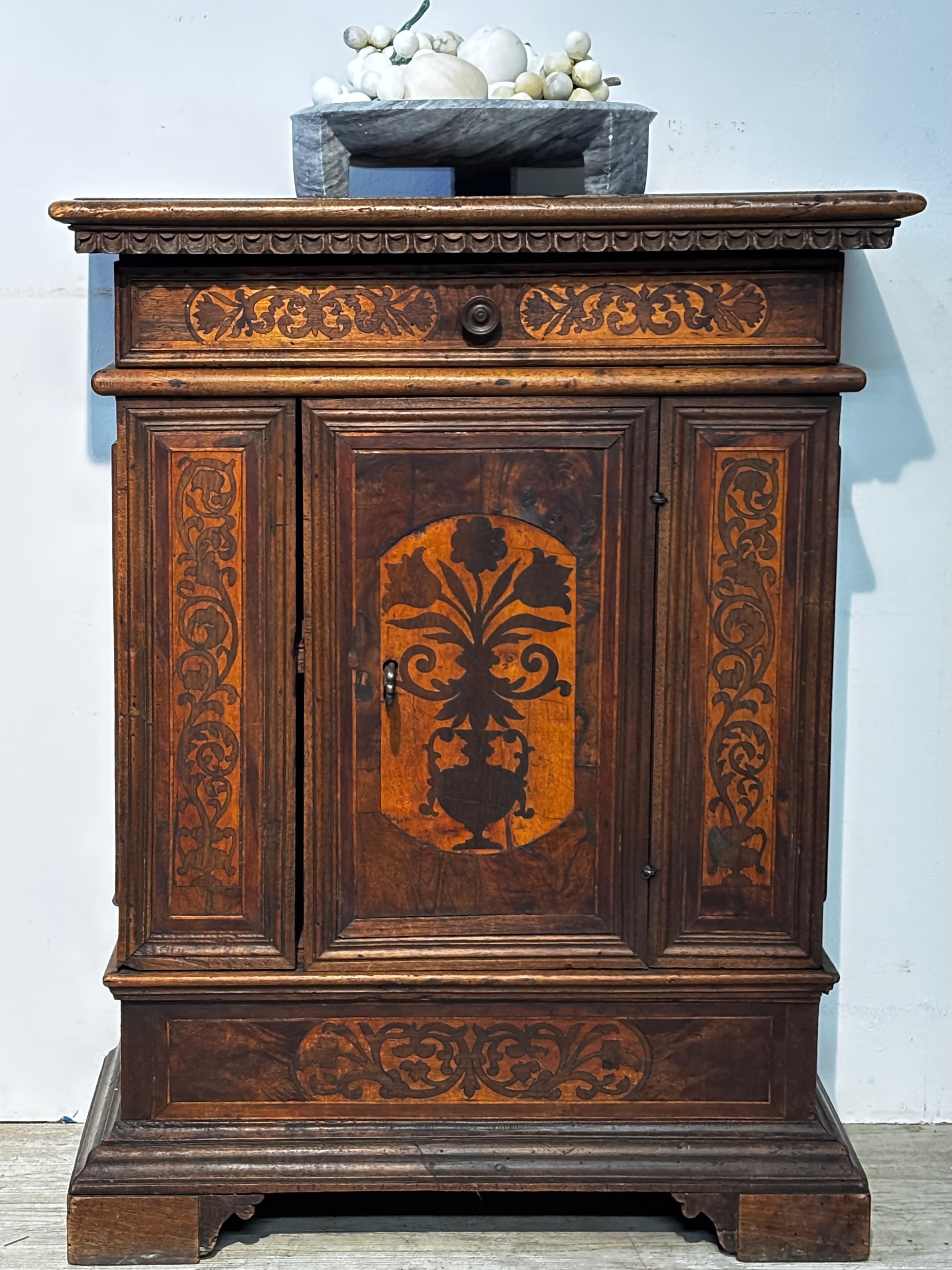 Credenza in noce Florentine del XVII secolo, CIRCA 1650 in vendita 2
