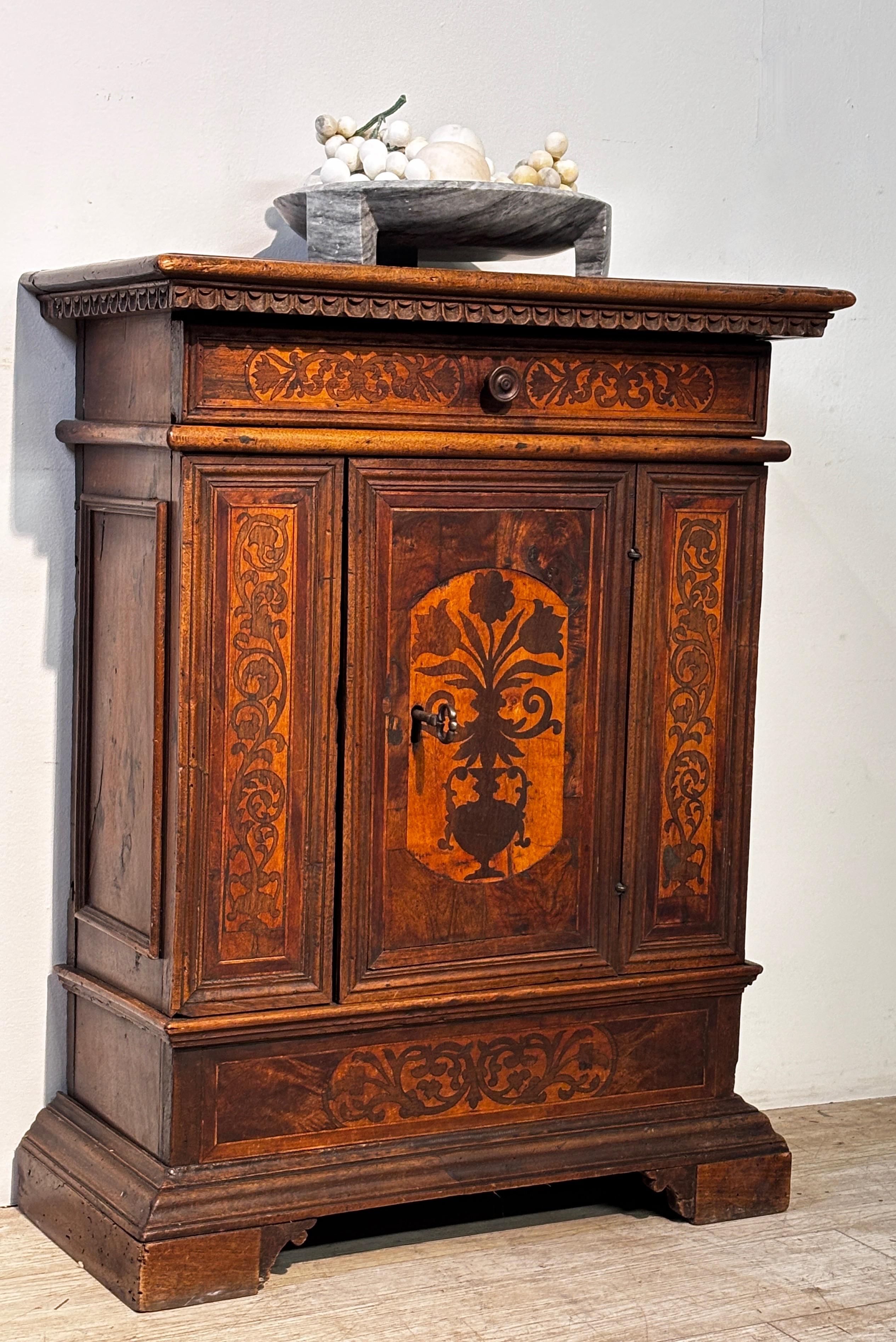 Credenza in noce Florentine del XVII secolo, CIRCA 1650 in vendita 3