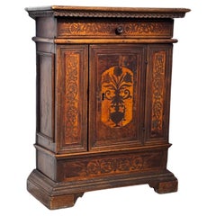Italienischer Florentiner Nussbaum-Beistellschrank aus dem 17. Jahrhundert, CIRCA 1650