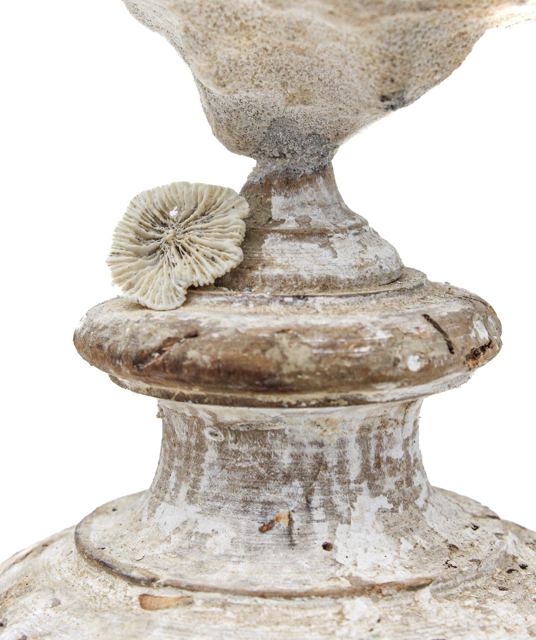 Rococo Un « fragment de fleur » du 17ème siècle monté avec une Stromatolite fossile et un corail rose en vente