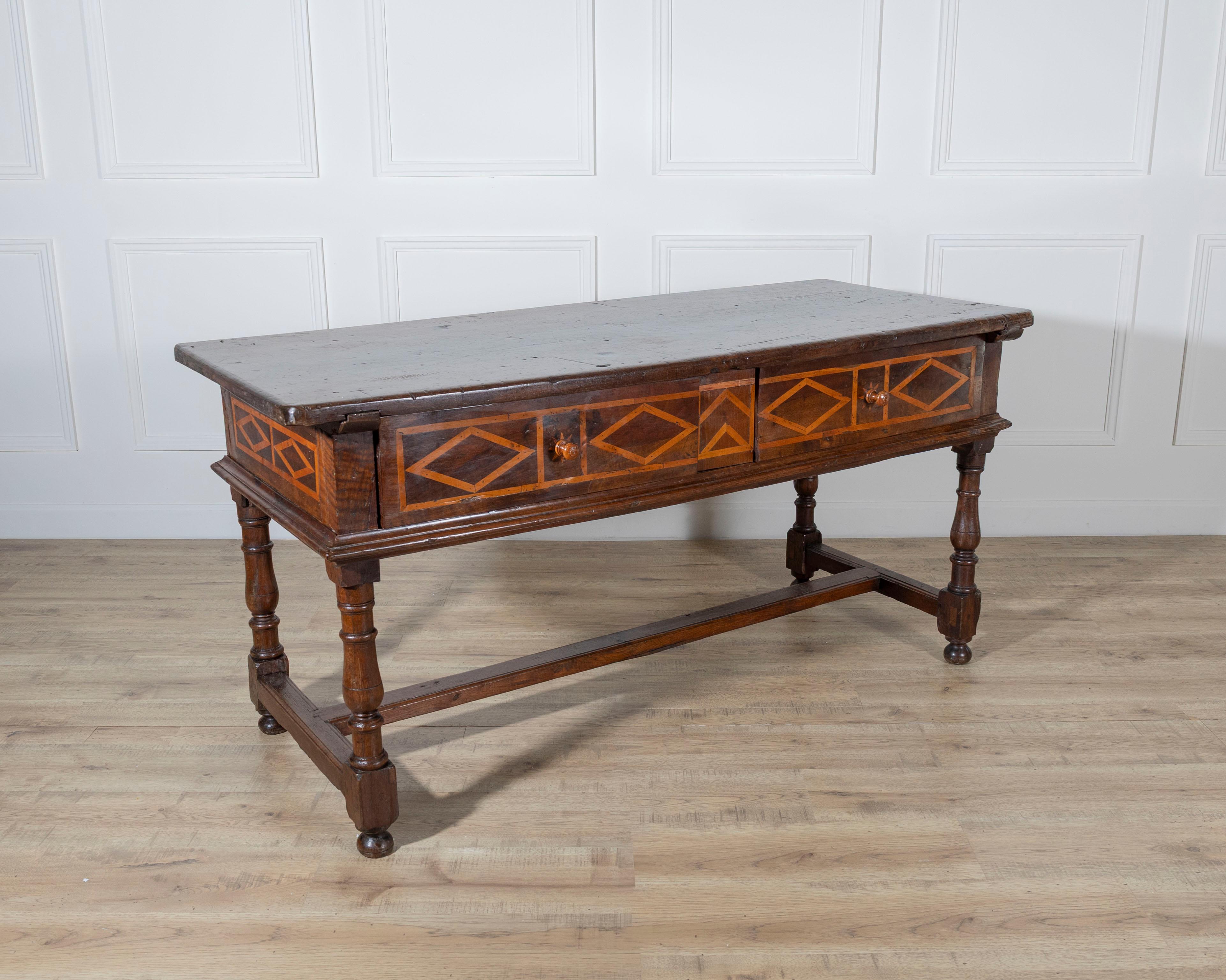 XVIIIe siècle et antérieur Table Fratino italienne du 17e siècle en noyer avec incrustation de cerisier en vente